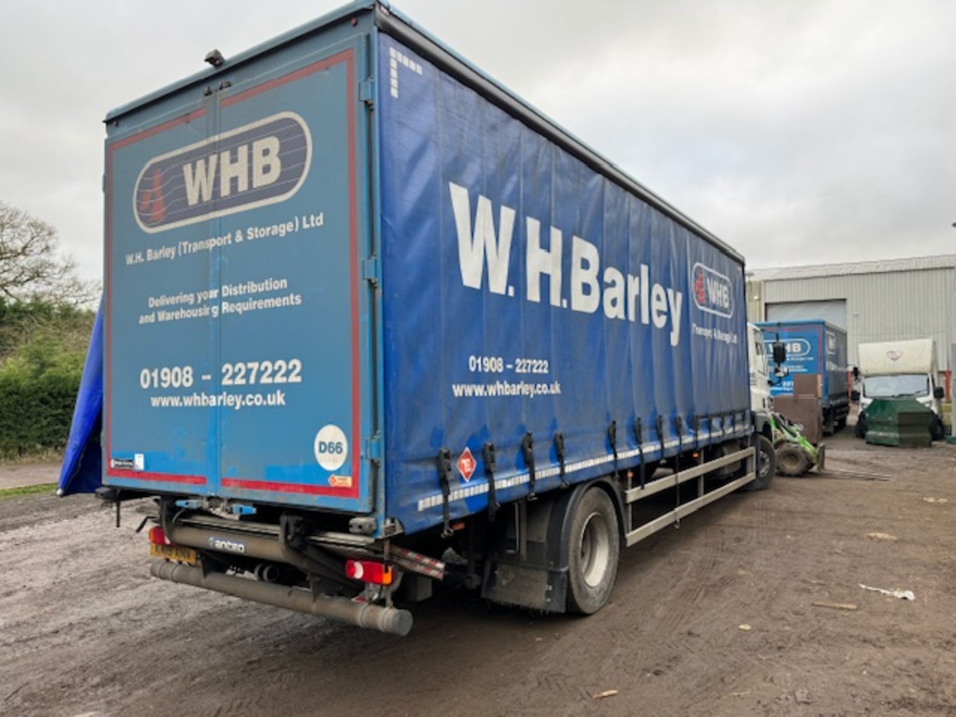 DAF CF 260 sleep cab euro 6 18T curtainside lorry with foldaway tail lift - Image 6 of 13