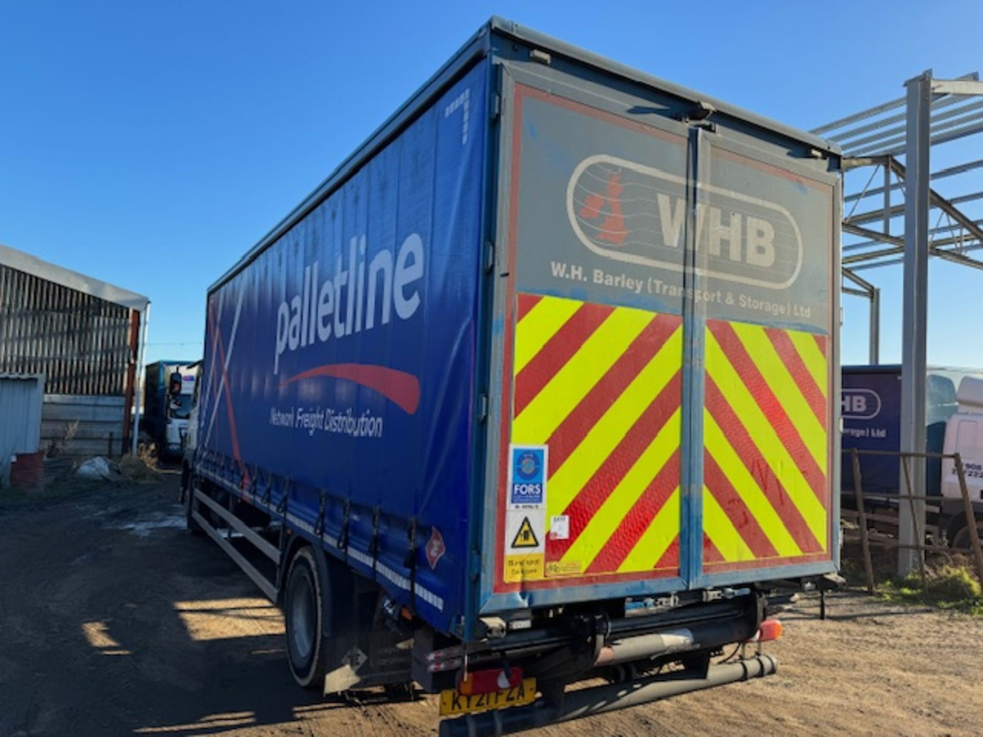 DAF euro 6 18T curtainside lorry with foldaway tail lift - Image 6 of 18