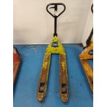 Manual pallet truck