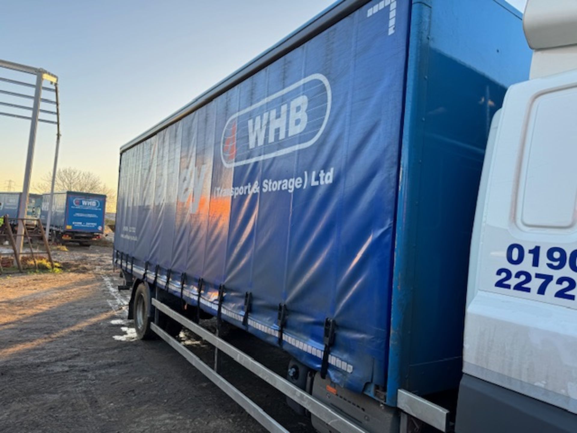 DAF CF 260 sleep cab euro 6 18T curtainside lorry with foldaway tail lift - Image 4 of 18