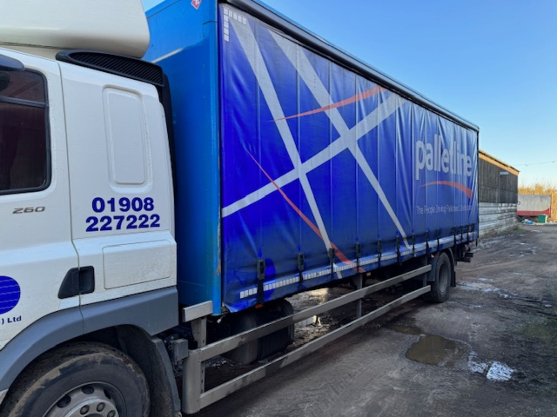 DAF CF 260 sleep cab euro 6 18T curtainside lorry with foldaway tail lift - Image 5 of 18