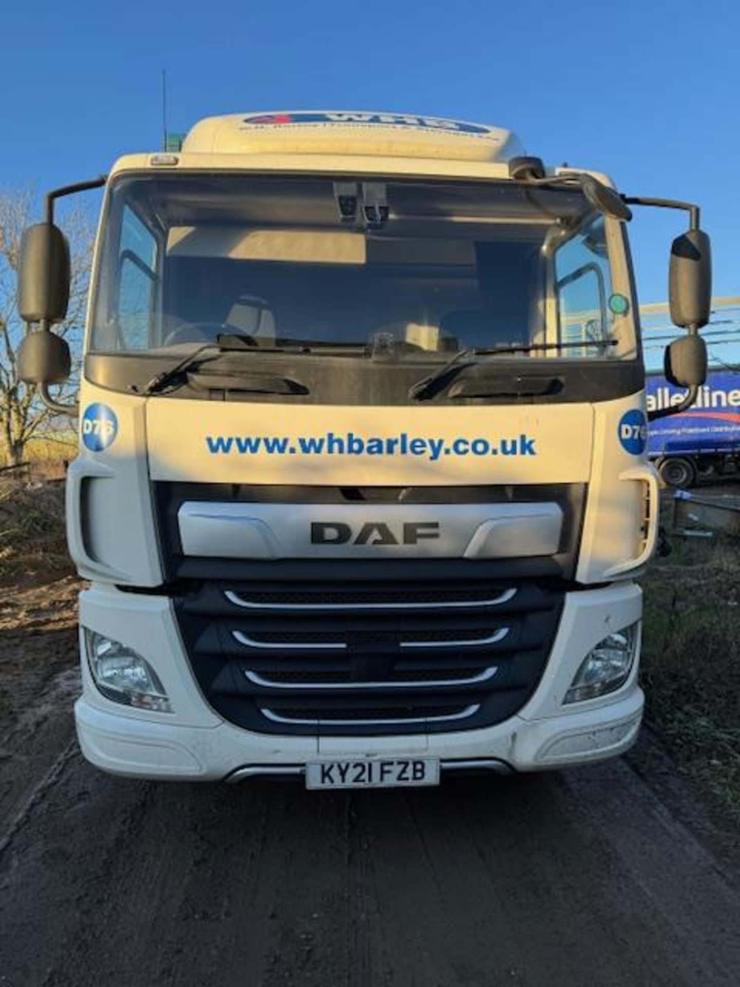 DAF euro 6 18T curtainside lorry with foldaway tail lift - Image 3 of 18