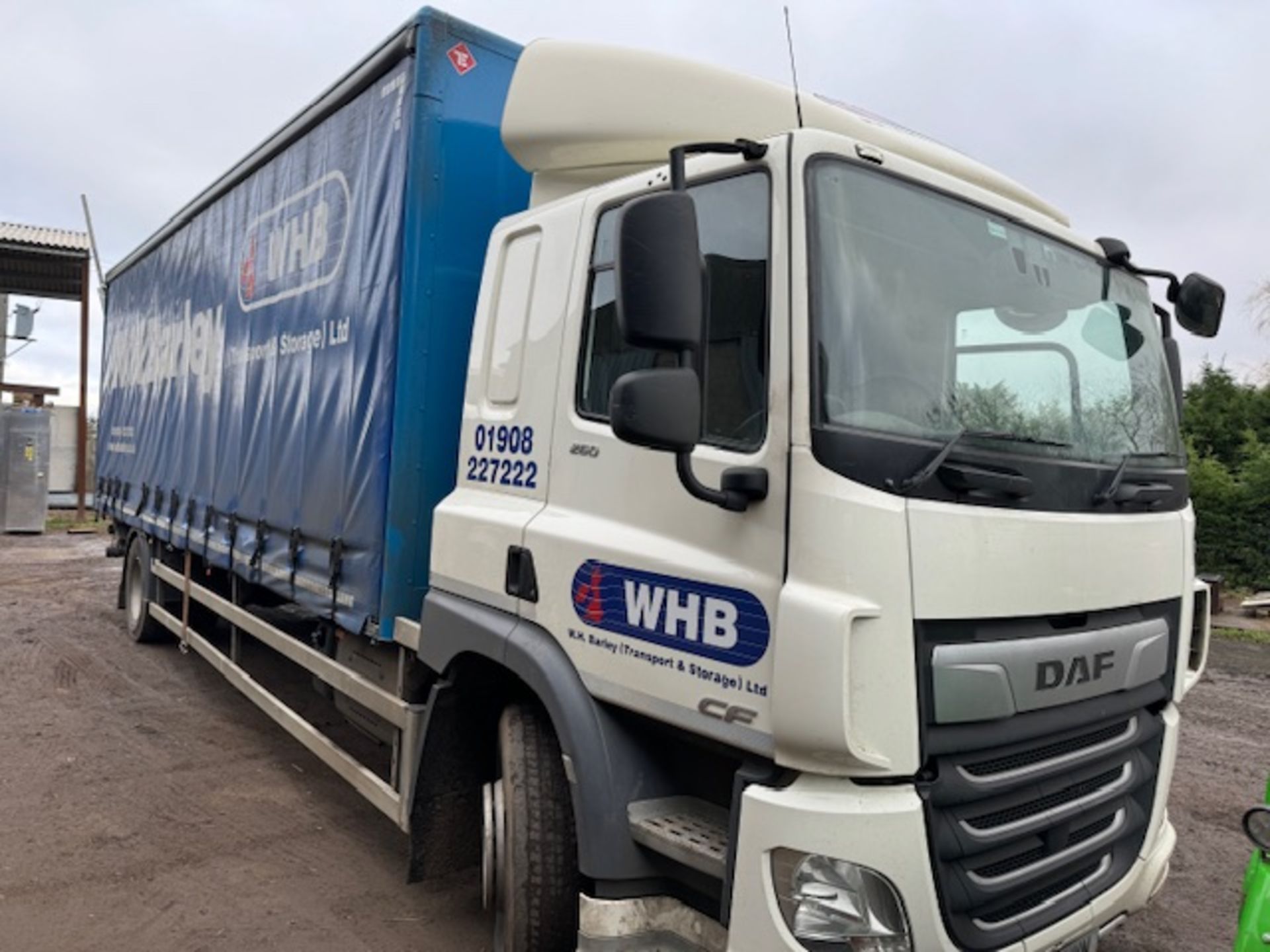 DAF CF 260 sleep cab euro 6 18T curtainside lorry with foldaway tail lift - Image 2 of 13