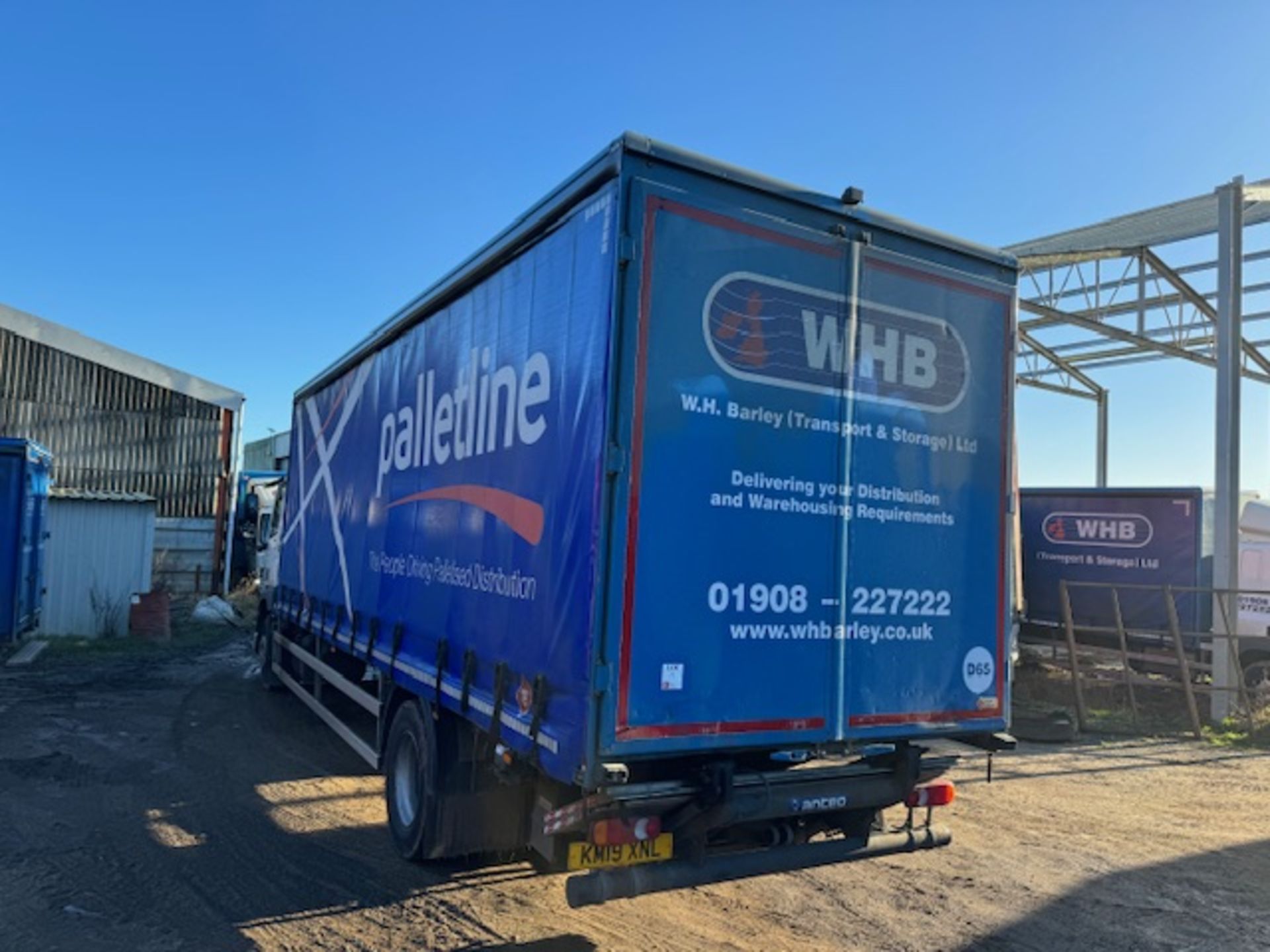 DAF CF 260 sleep cab euro 6 18T curtainside lorry with foldaway tail lift - Image 6 of 18