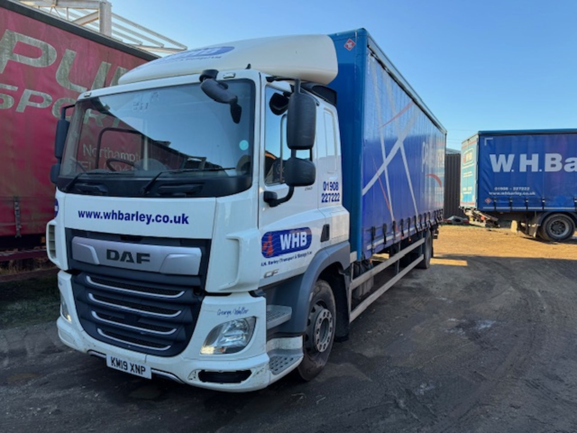 DAF CF 260 sleep cab euro 6 18T curtainside lorry with foldaway tail lift