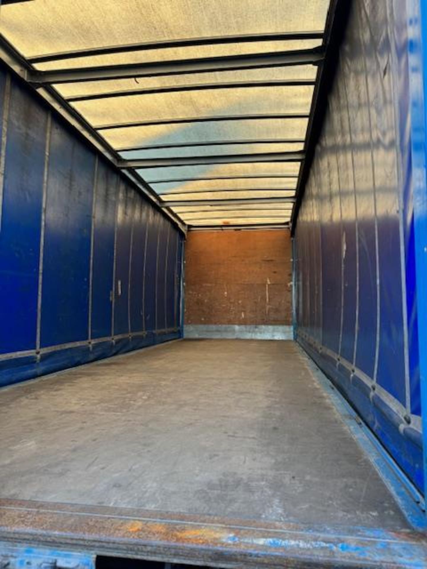 DAF euro 6 18T curtainside lorry with foldaway tail lift - Image 11 of 18