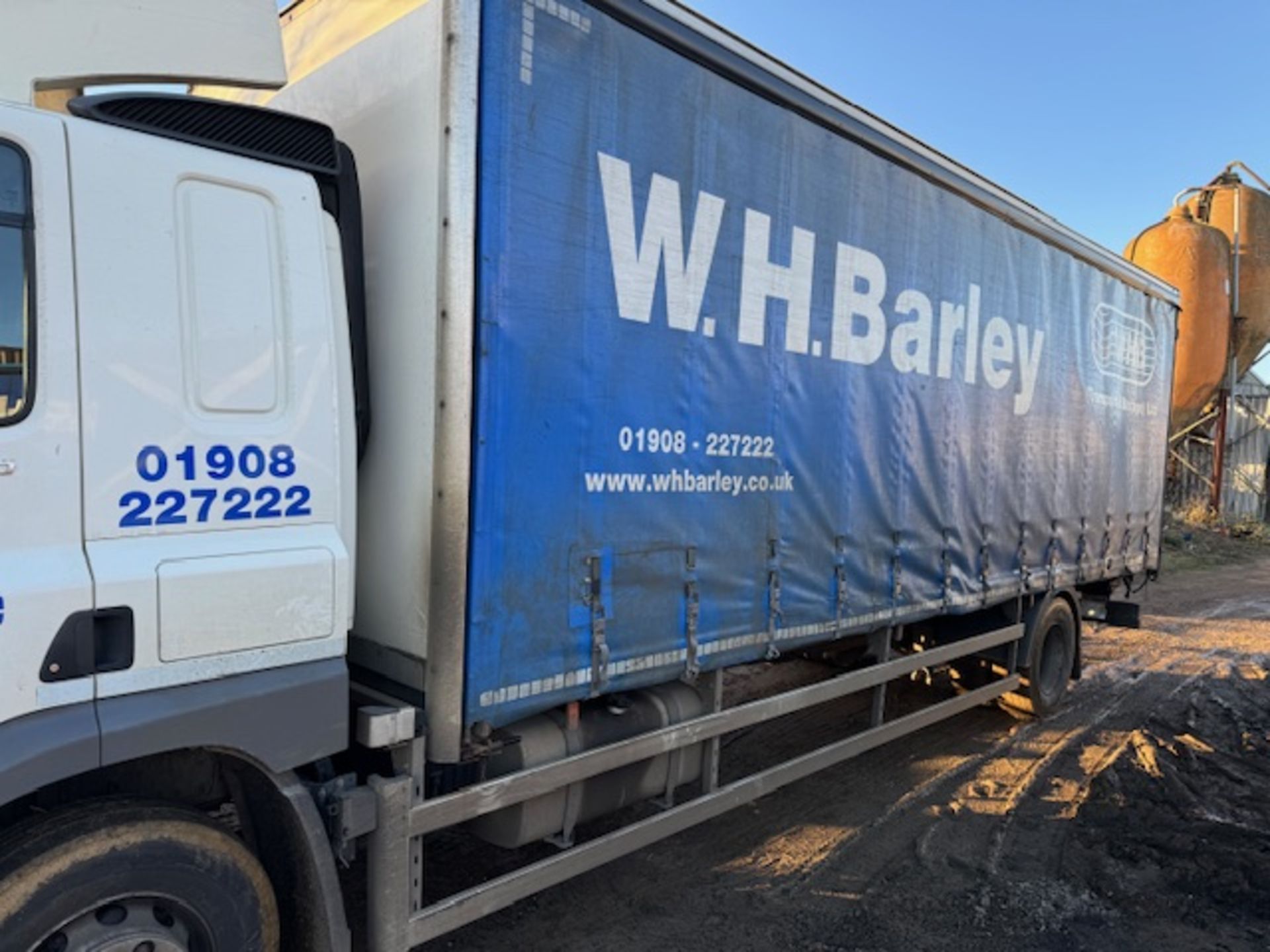 DAF euro 6 18T curtainside lorry with foldaway tail lift - Image 4 of 18