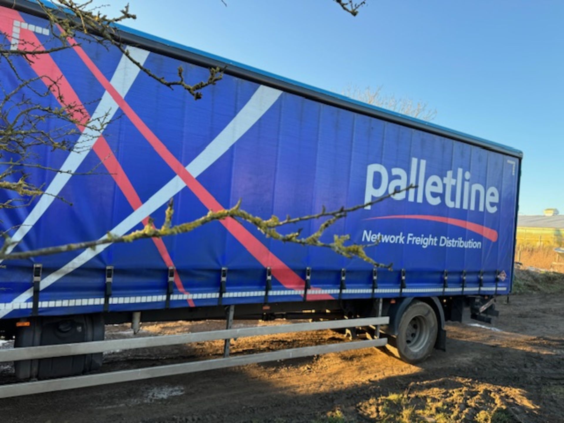 DAF euro 6 18T curtainside lorry with foldaway tail lift - Image 5 of 18