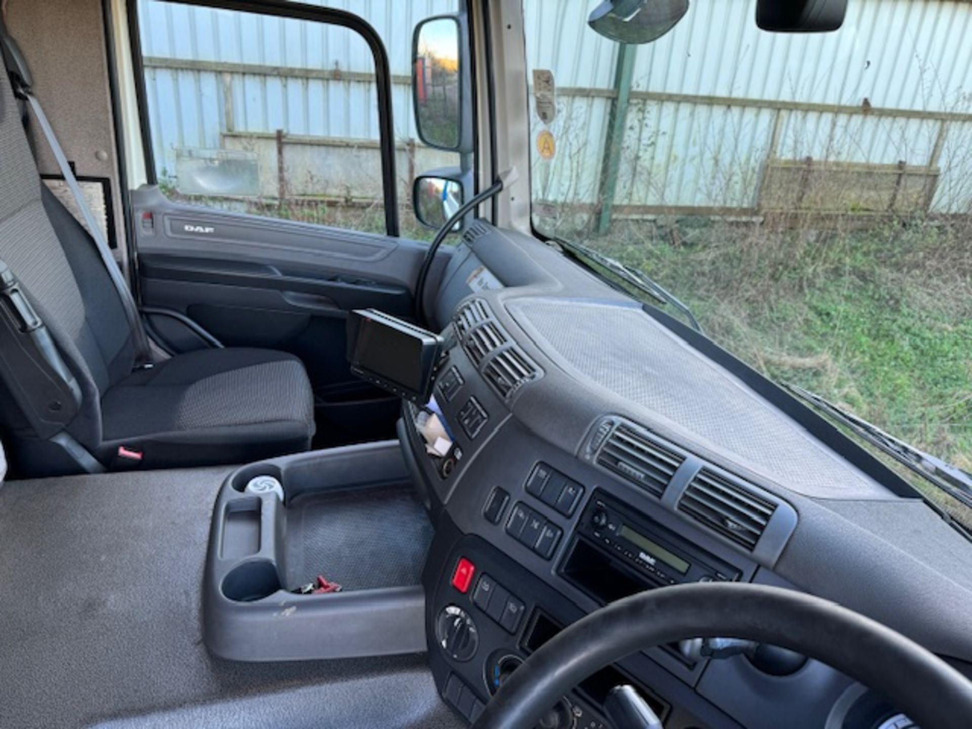 DAF euro 6 18T curtainside lorry with foldaway tail lift - Image 14 of 18