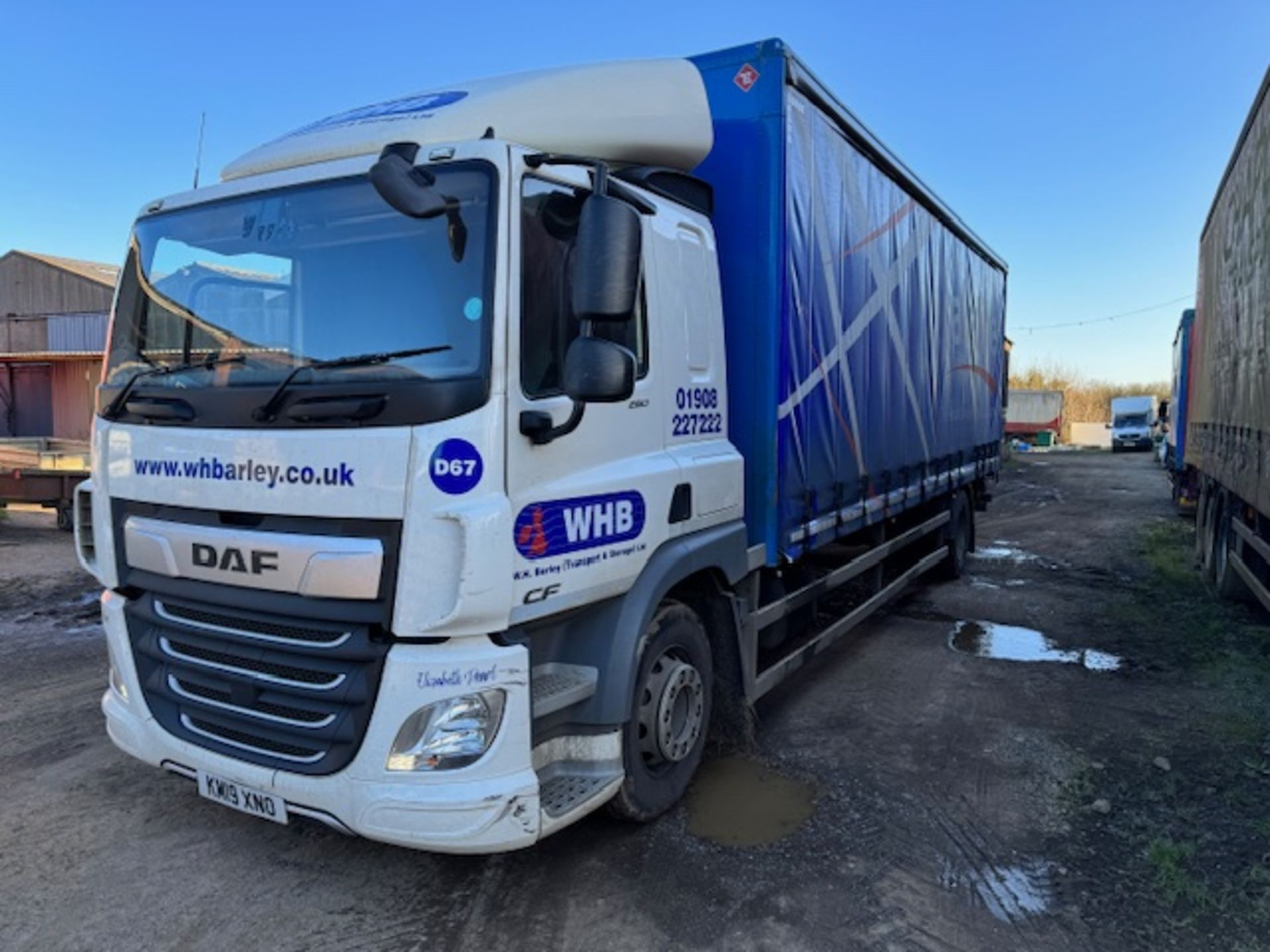 DAF CF 260 sleep cab euro 6 18T curtainside lorry with foldaway tail lift