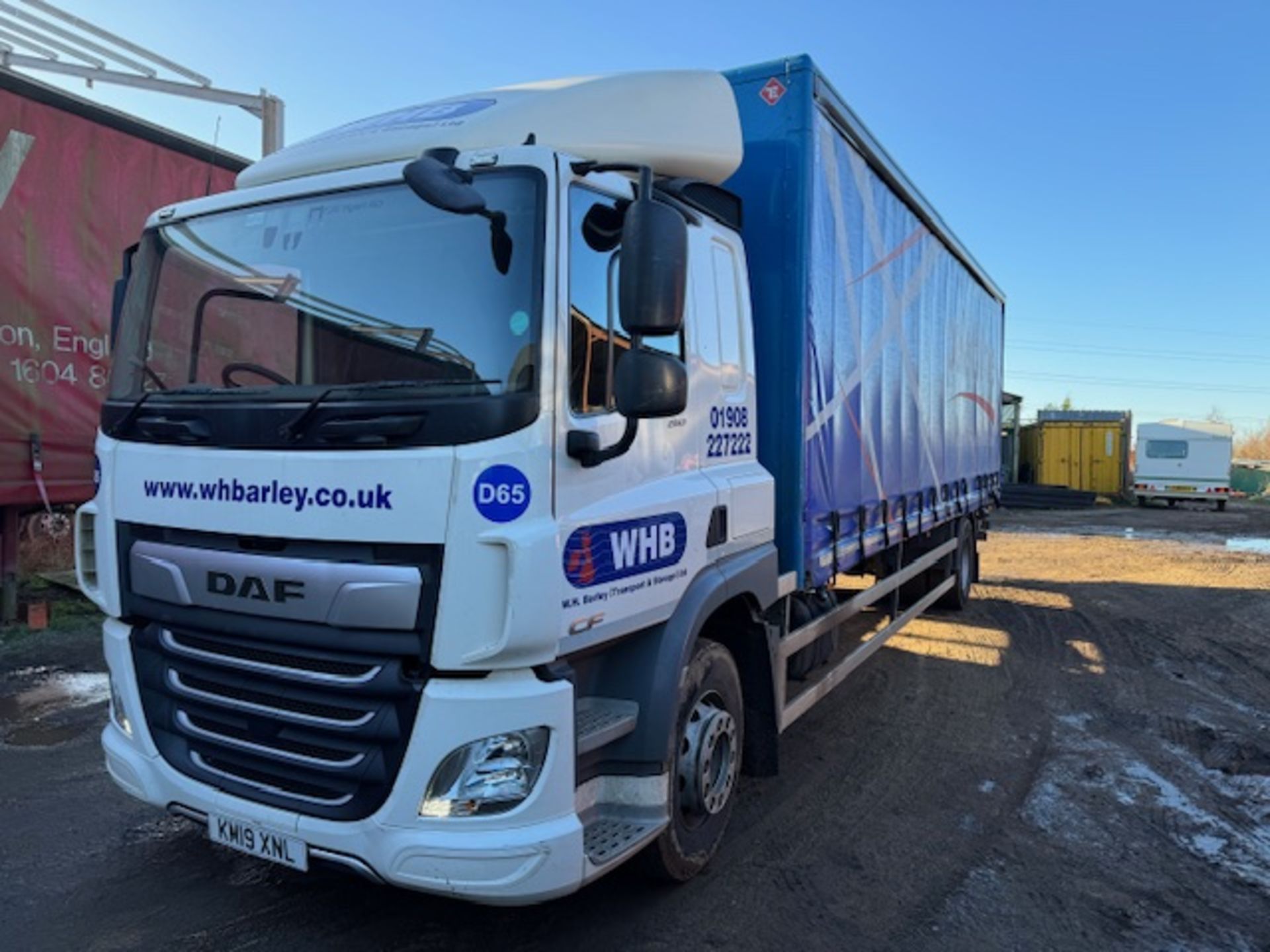 DAF CF 260 sleep cab euro 6 18T curtainside lorry with foldaway tail lift