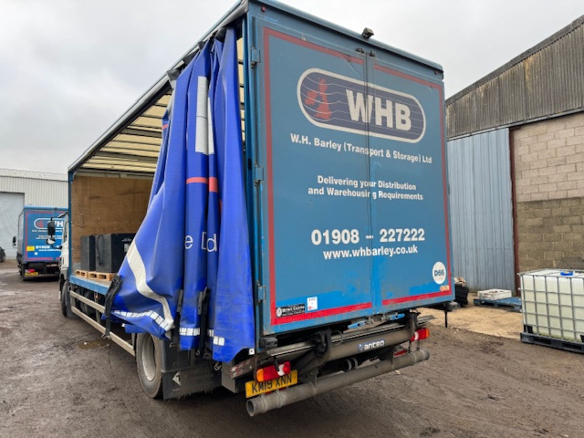 DAF CF 260 sleep cab euro 6 18T curtainside lorry with foldaway tail lift - Image 5 of 13