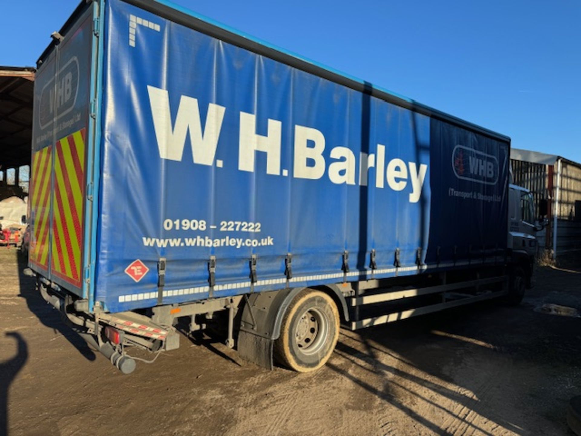 DAF euro 6 18T curtainside lorry with foldaway tail lift - Image 5 of 18