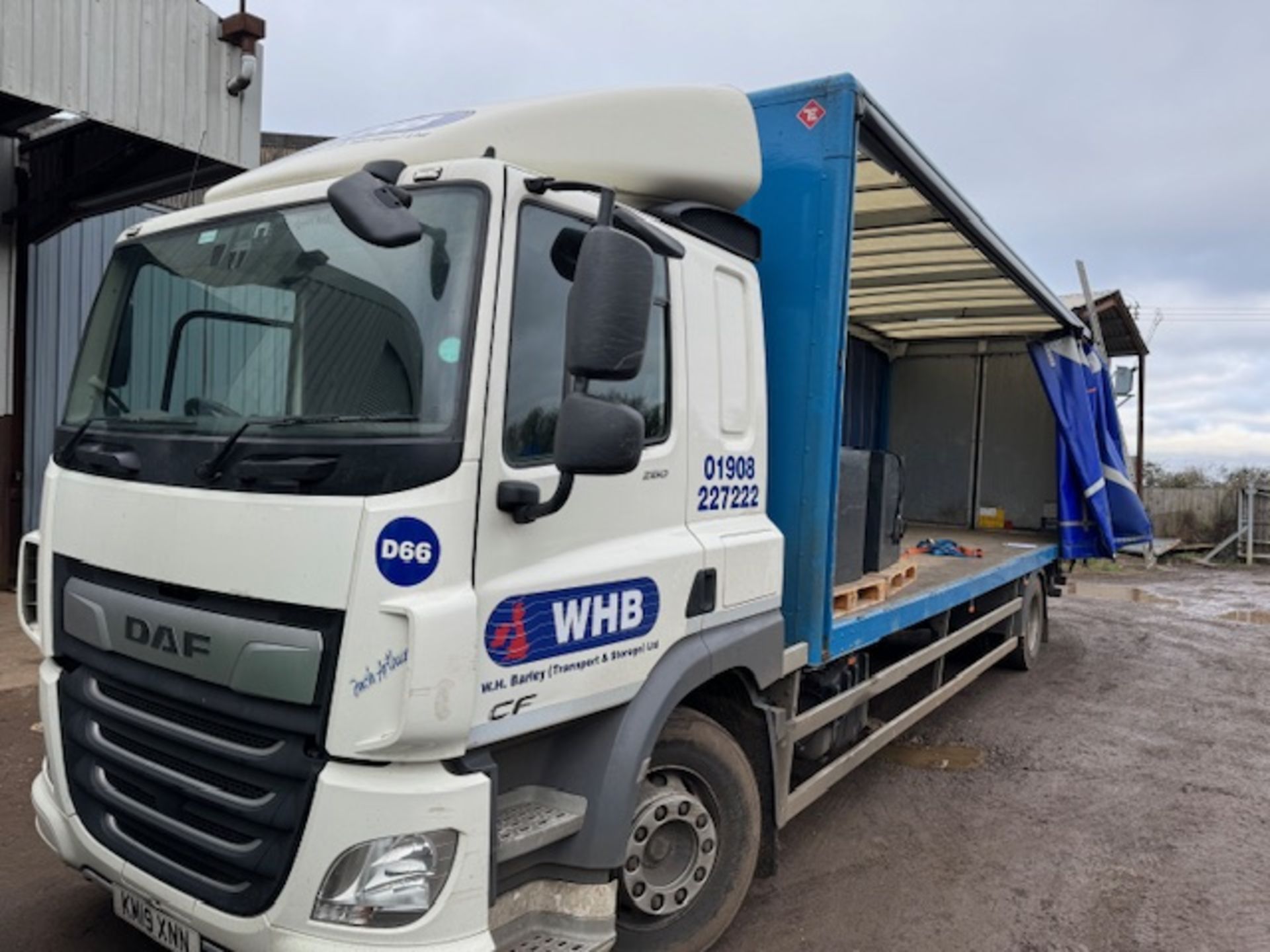 DAF CF 260 sleep cab euro 6 18T curtainside lorry with foldaway tail lift