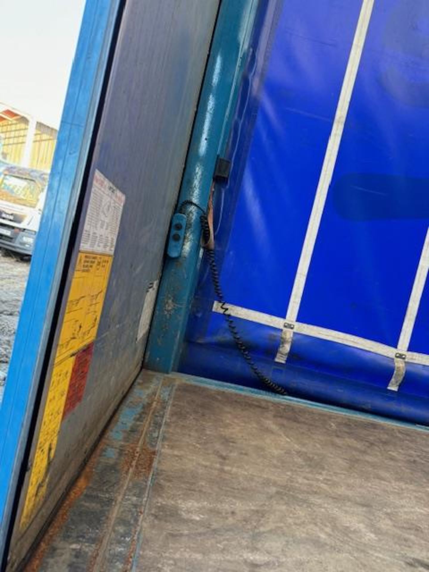 DAF euro 6 18T curtainside lorry with foldaway tail lift - Image 12 of 18