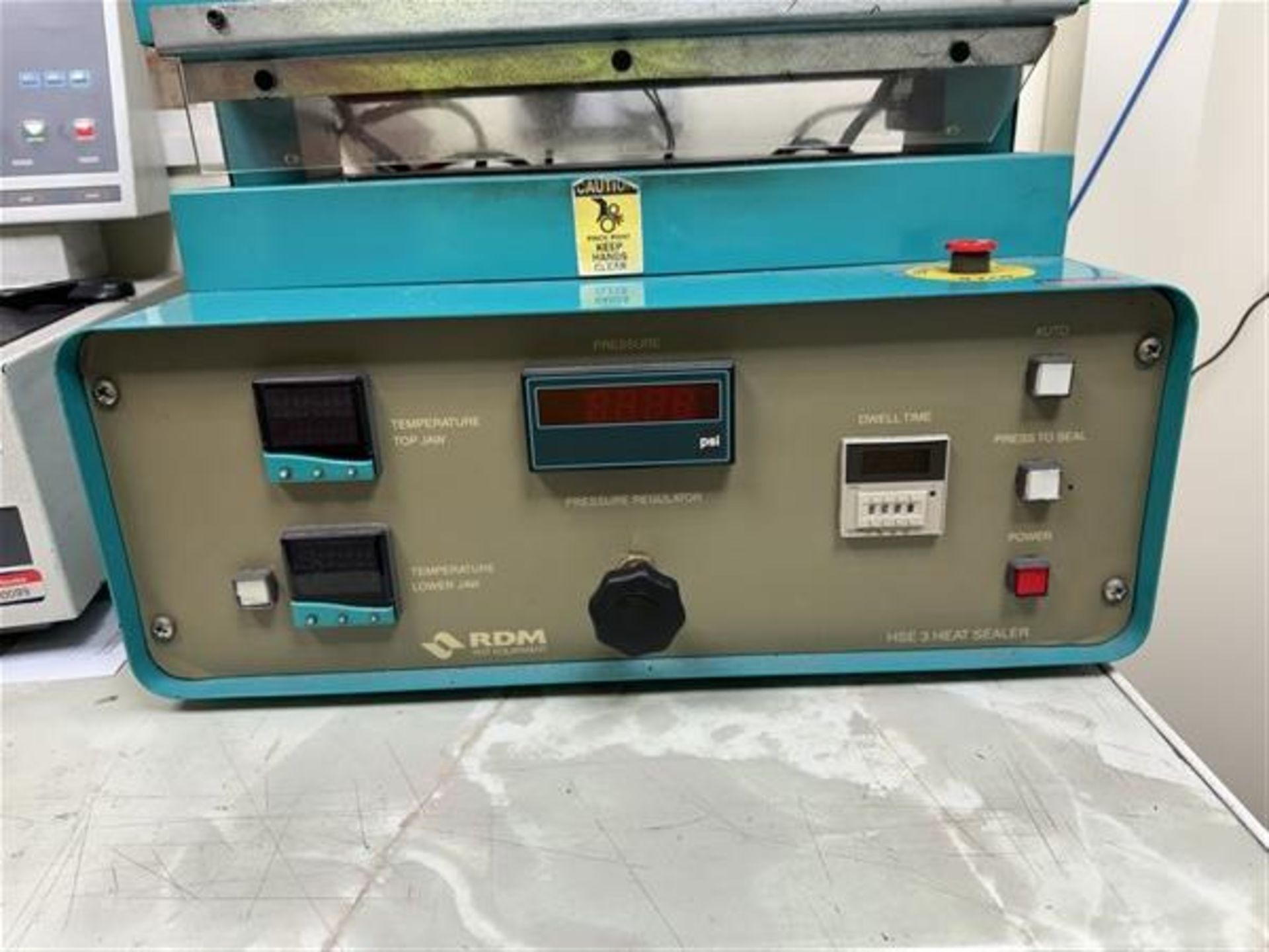 RDM HSE- 3 laboratory heat sealer S/N: 7265 - Image 2 of 4