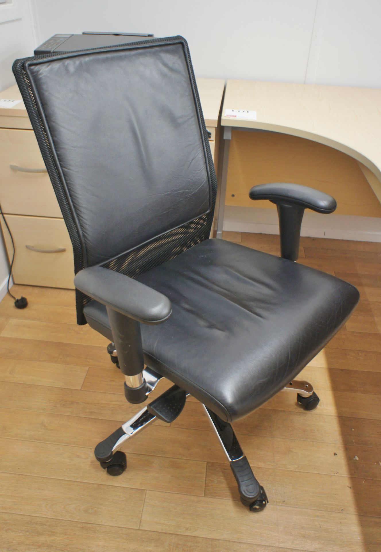 Light oak effect radius desk - Image 3 of 4