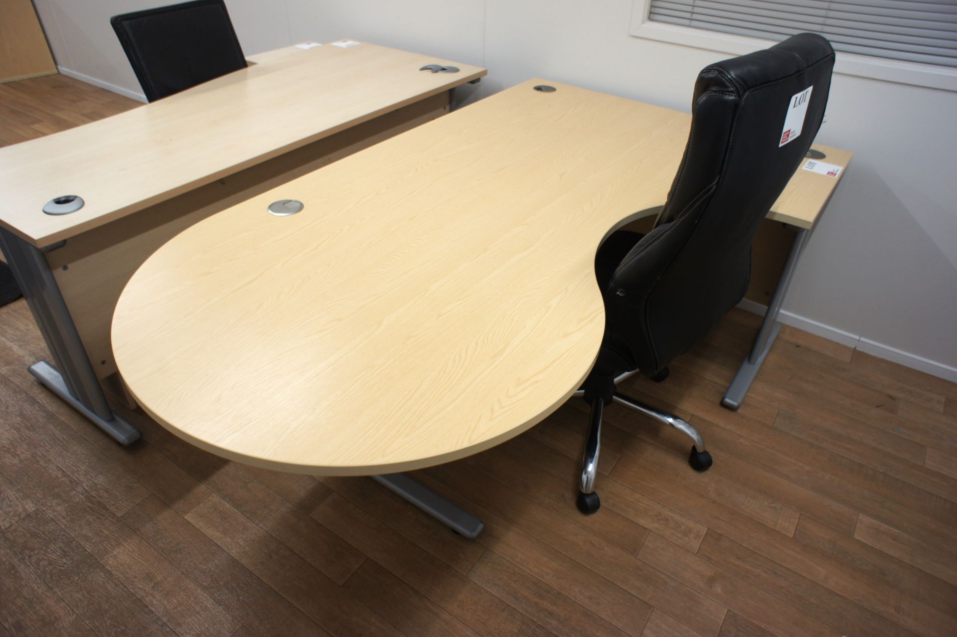 Light oak effect ergonomic desk - Image 4 of 5