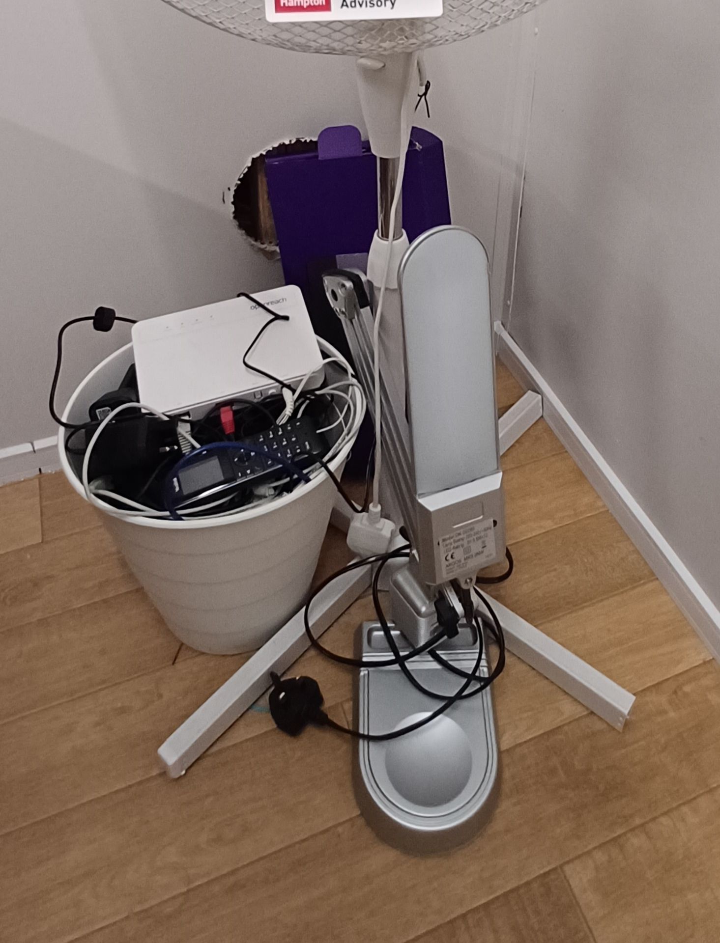 Igenix pedestal fan with DK-00280 desk light, various BT routers and Yealink cordless telephone - Bild 3 aus 4