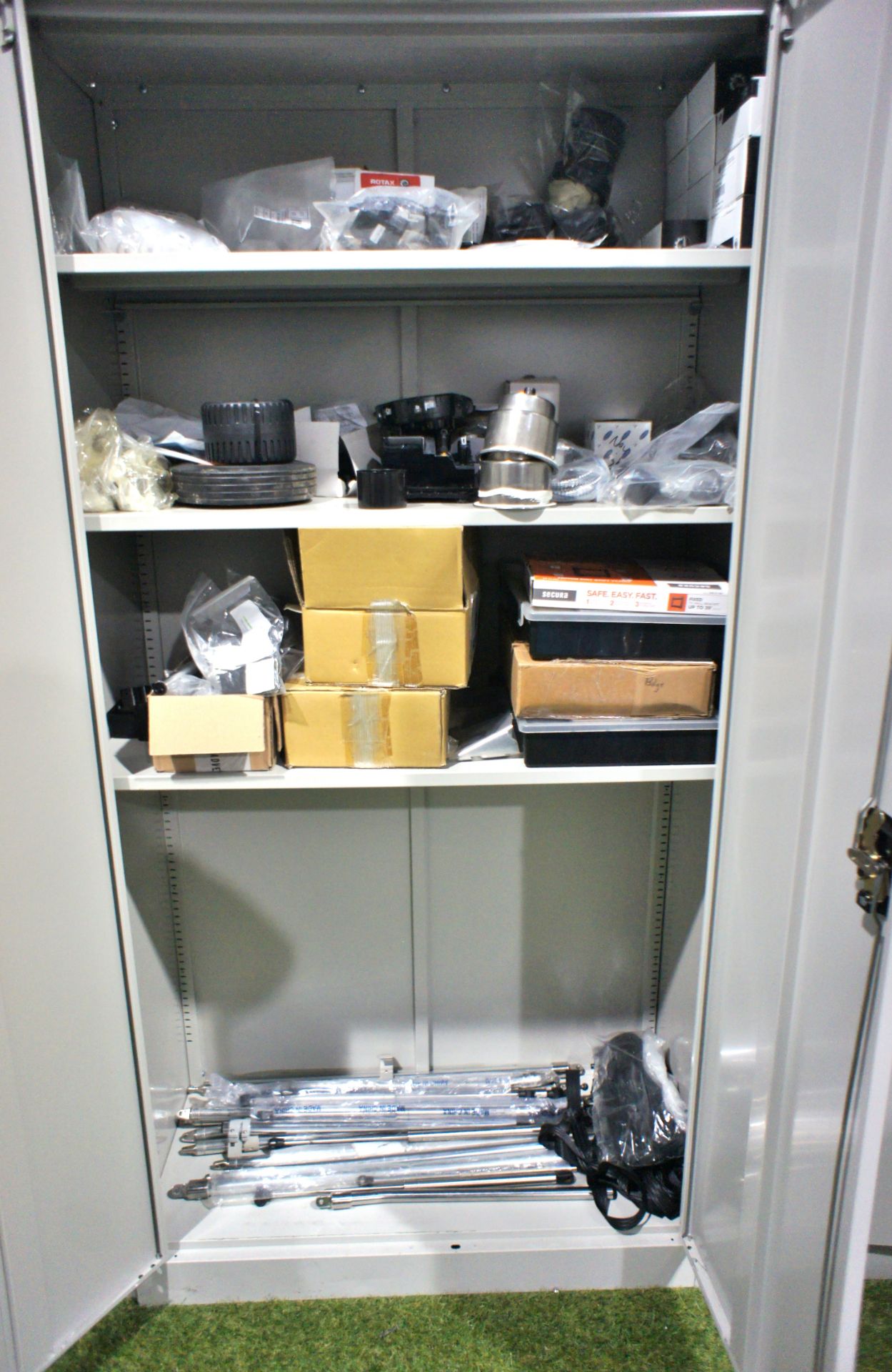 Metal double-door storage cabinet with contents - Bild 2 aus 5