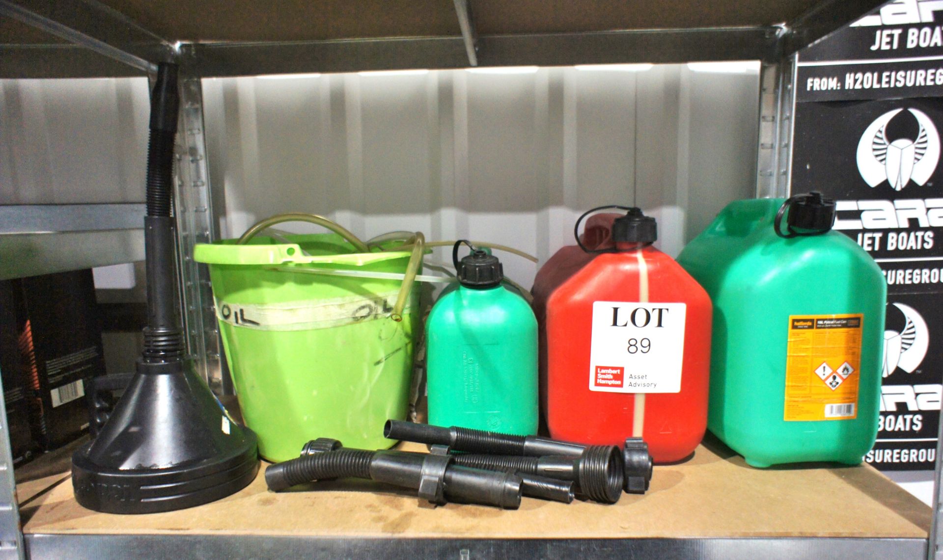 Quantity of various oils, lubricants and fuel cans, pumps etc. - Bild 6 aus 7