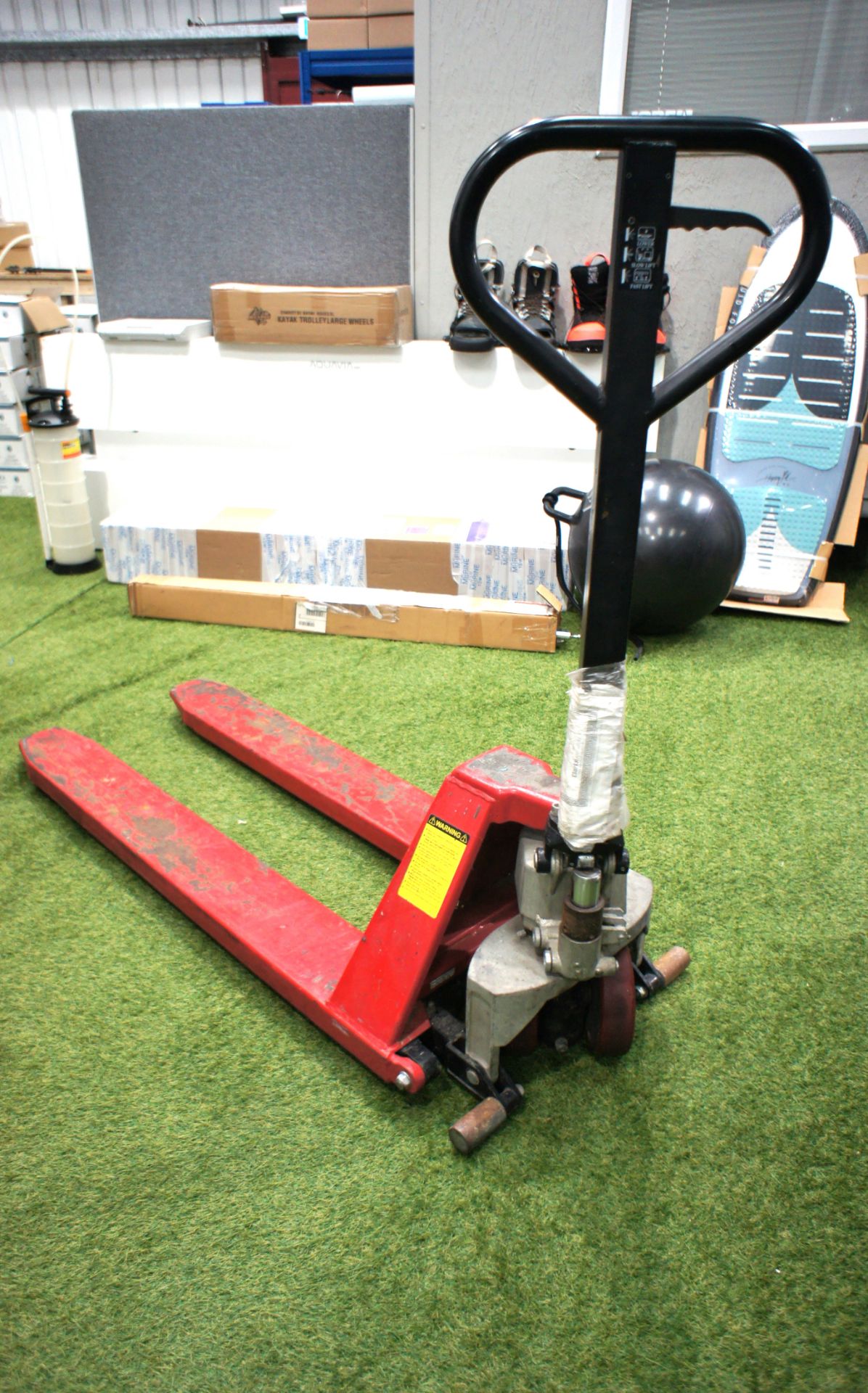 Hand operated pallet truck - Image 2 of 4