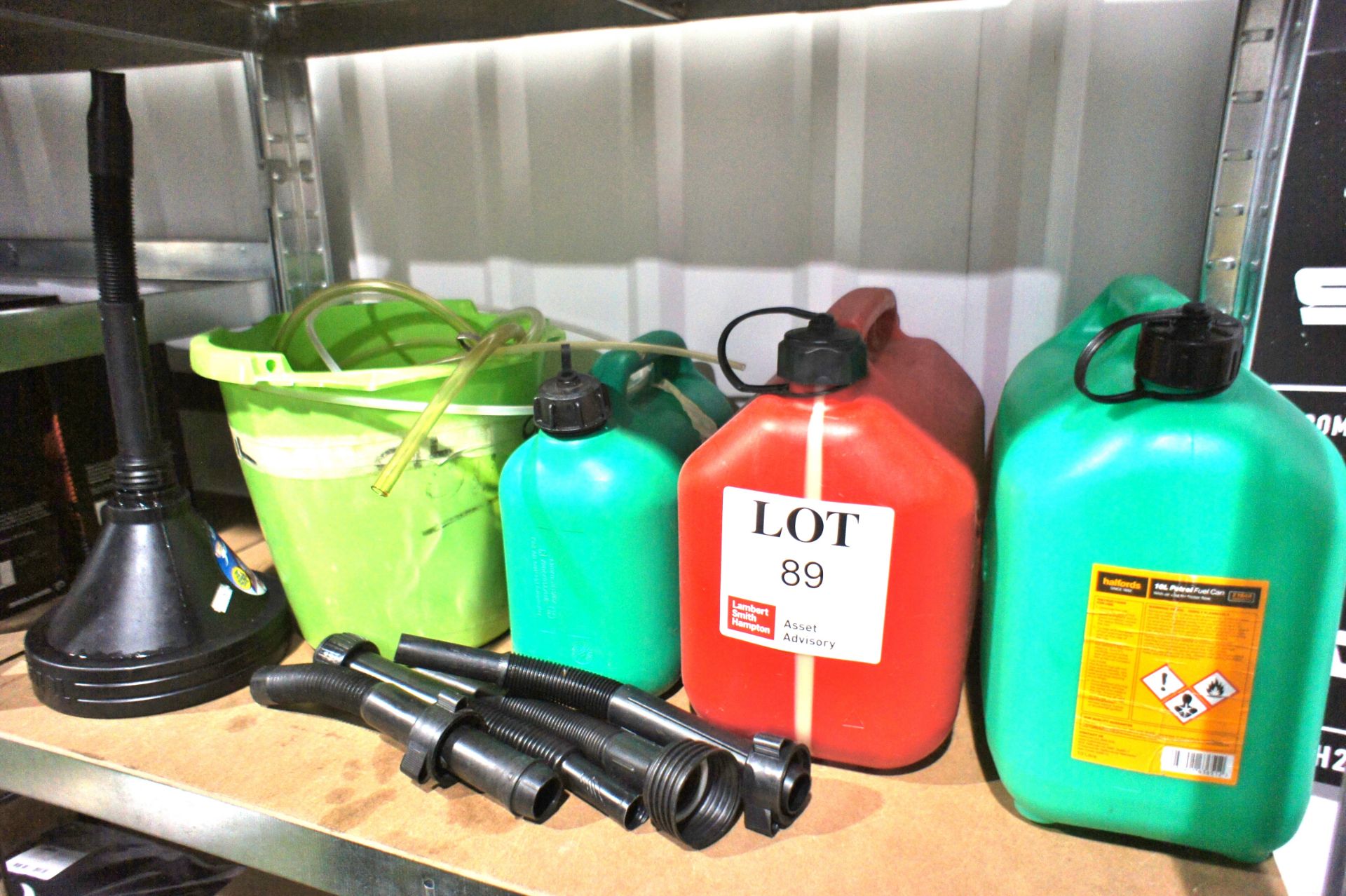 Quantity of various oils, lubricants and fuel cans, pumps etc. - Bild 2 aus 7