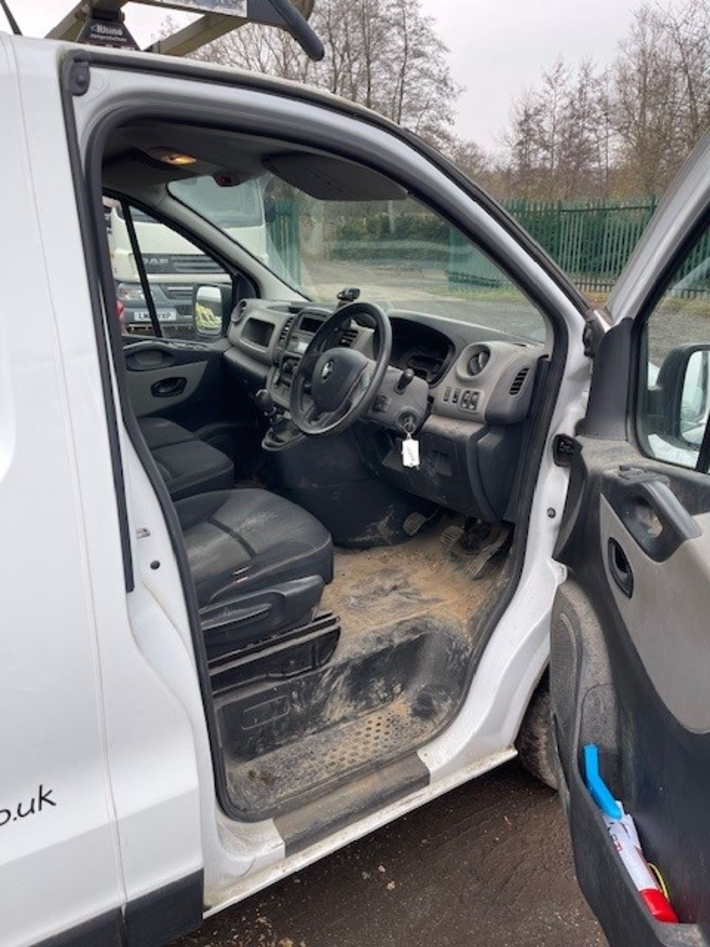 Renault Traffic SWB SL27 Energy Dci 125 Business Plus Van 2017 - Image 10 of 14