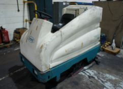 Tennant 7200 ride on scrubber dryer