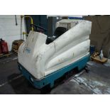 Tennant 7200 ride on scrubber dryer