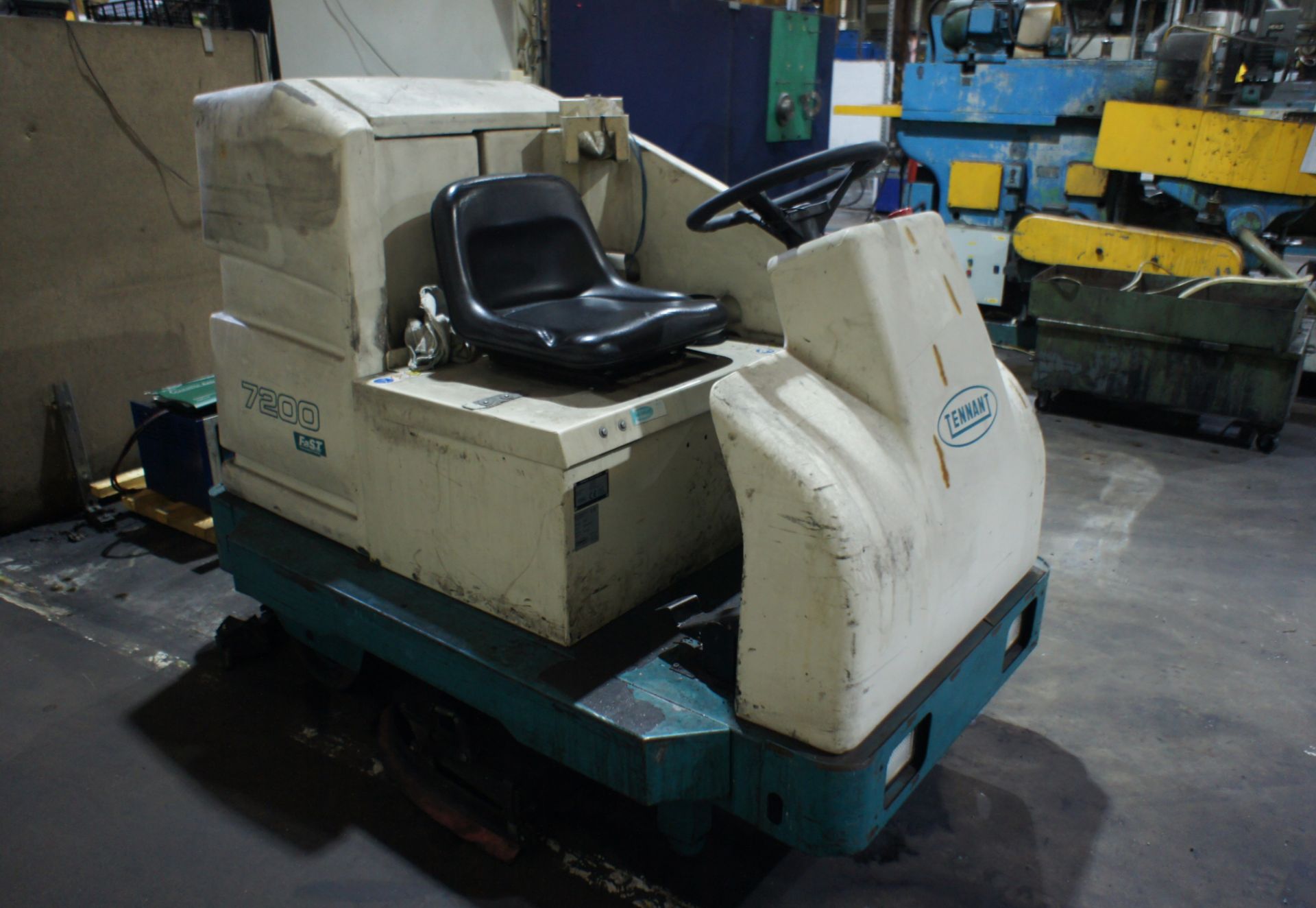 Tennant 7200 ride on scrubber dryer - Image 2 of 9