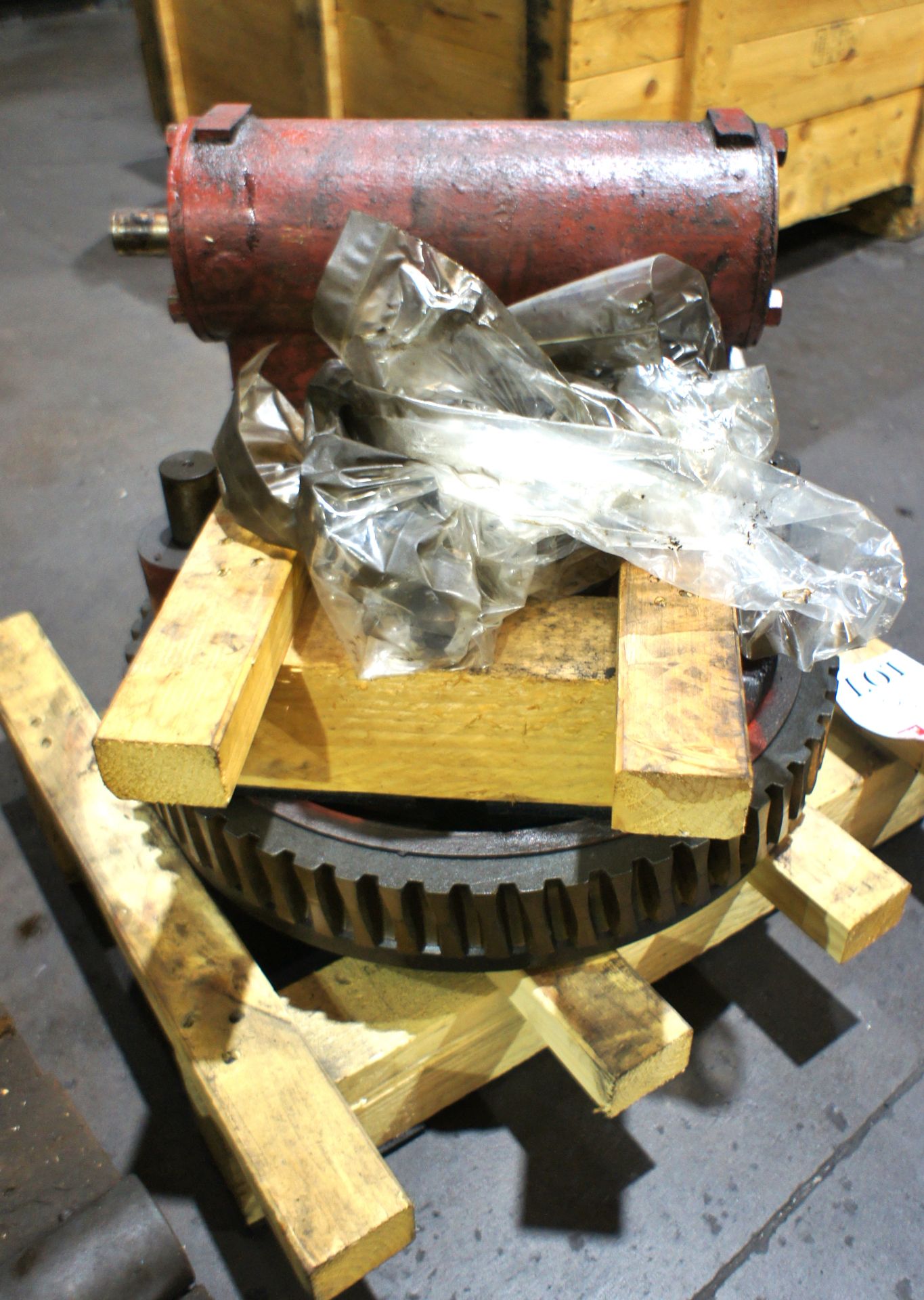 Lumsden 36" magnetic chuck with associated gearbox - Image 3 of 4