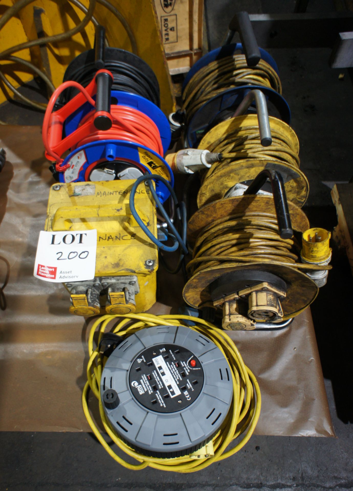 6 Various electrical extension cables with 3.3kVA 110v tool transformer - Image 4 of 5