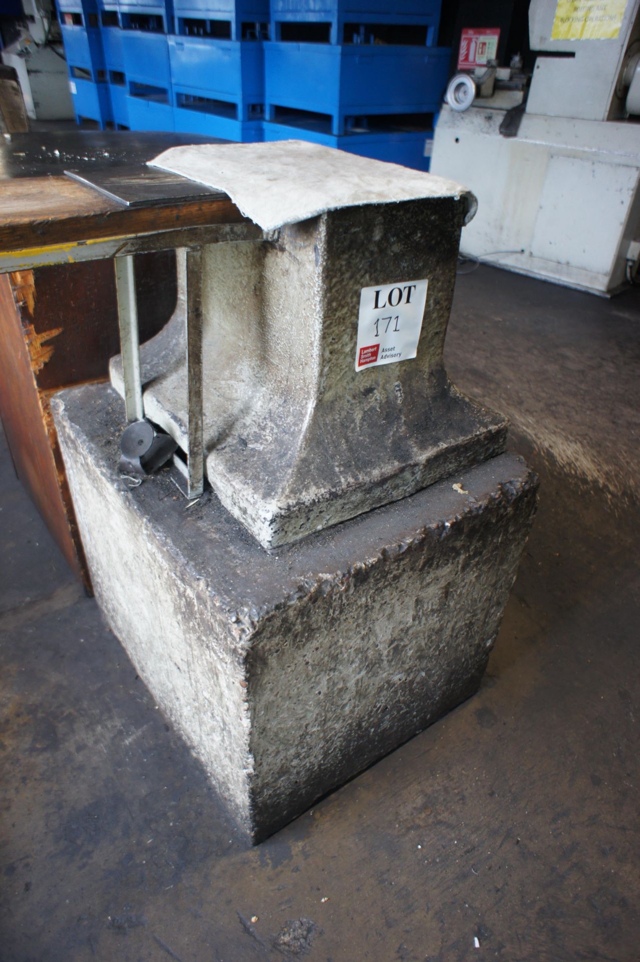 Smithing work station - Image 2 of 5