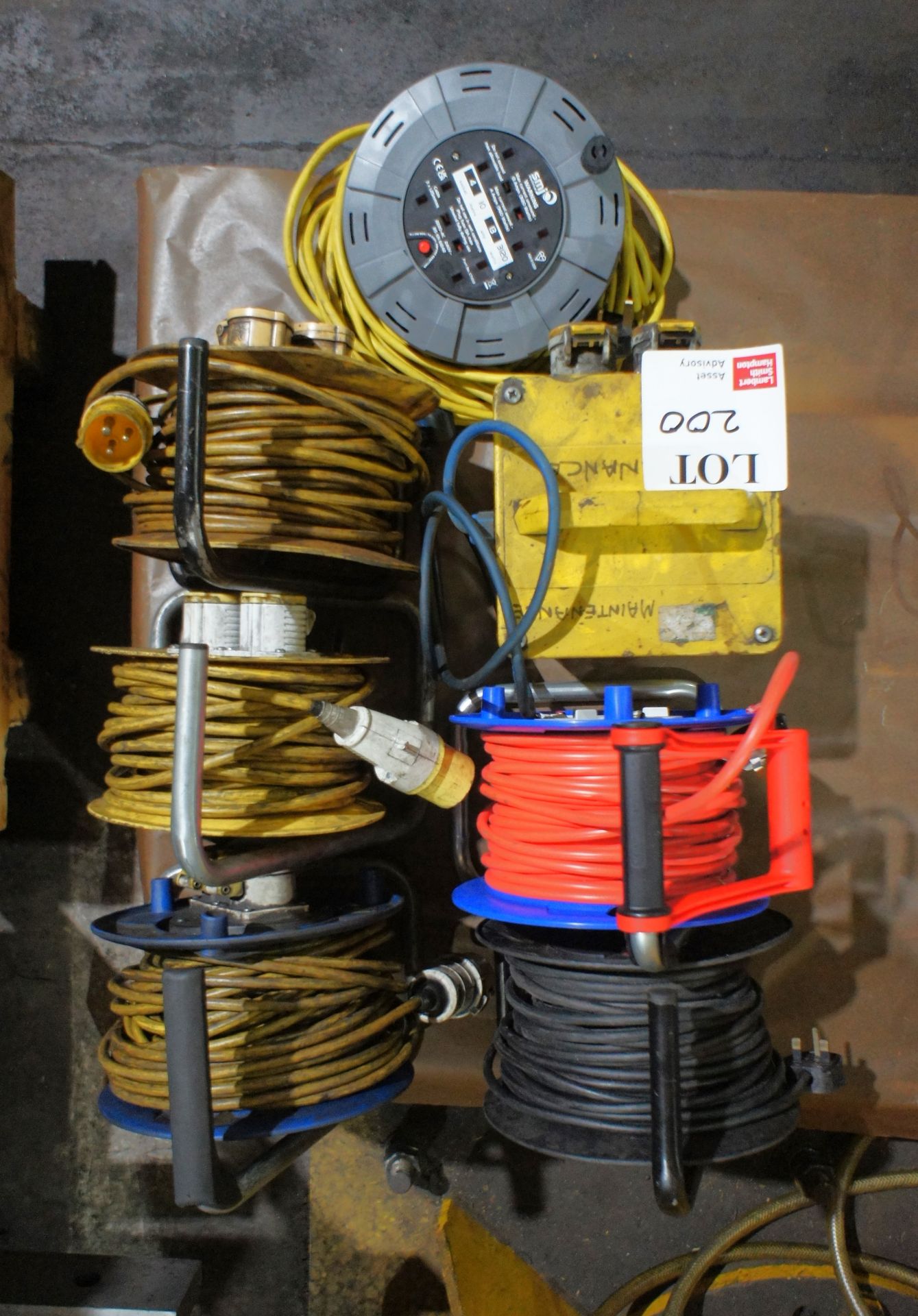 6 Various electrical extension cables with 3.3kVA 110v tool transformer - Image 2 of 5