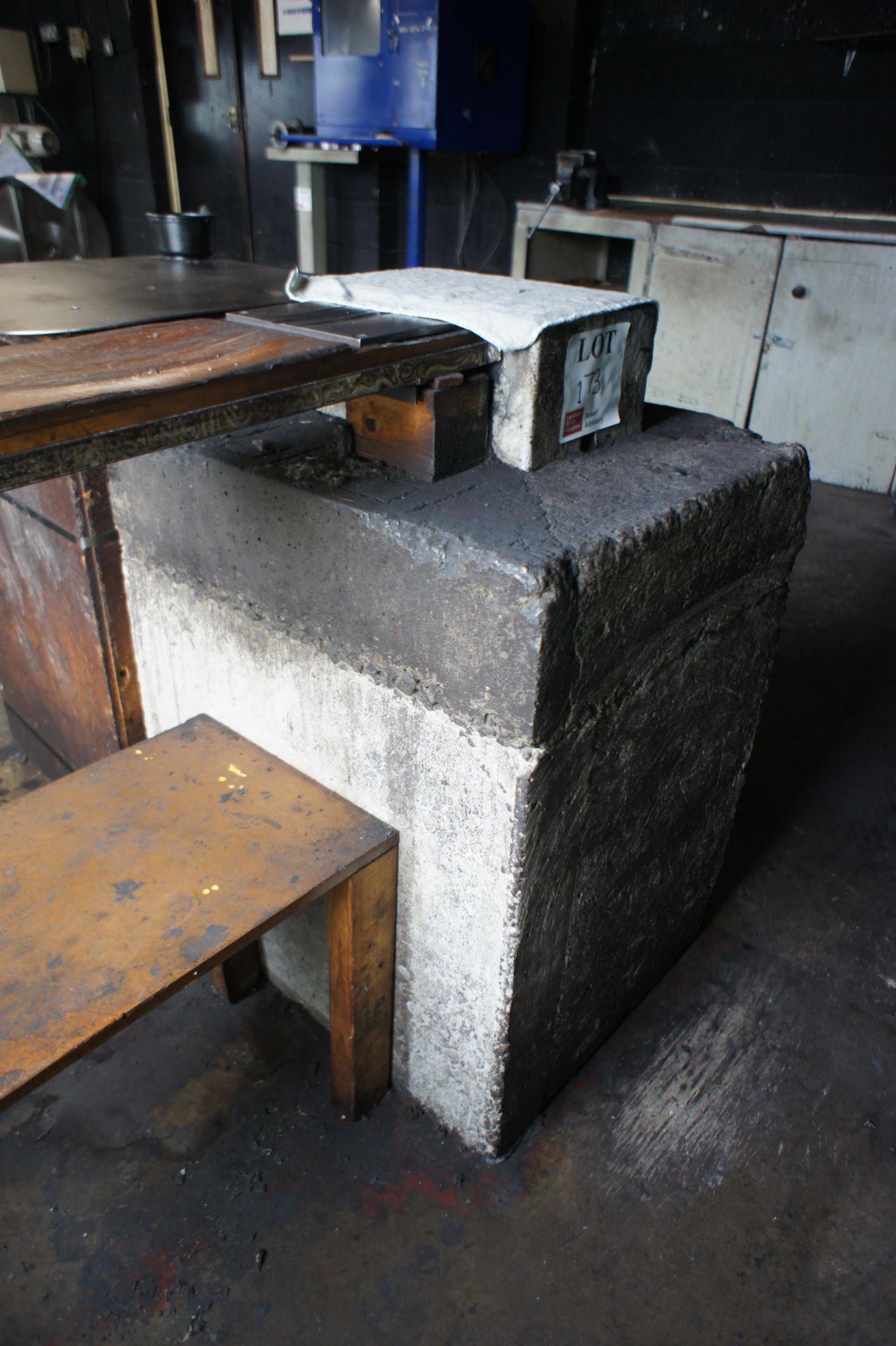 Smithing work station - Image 2 of 5