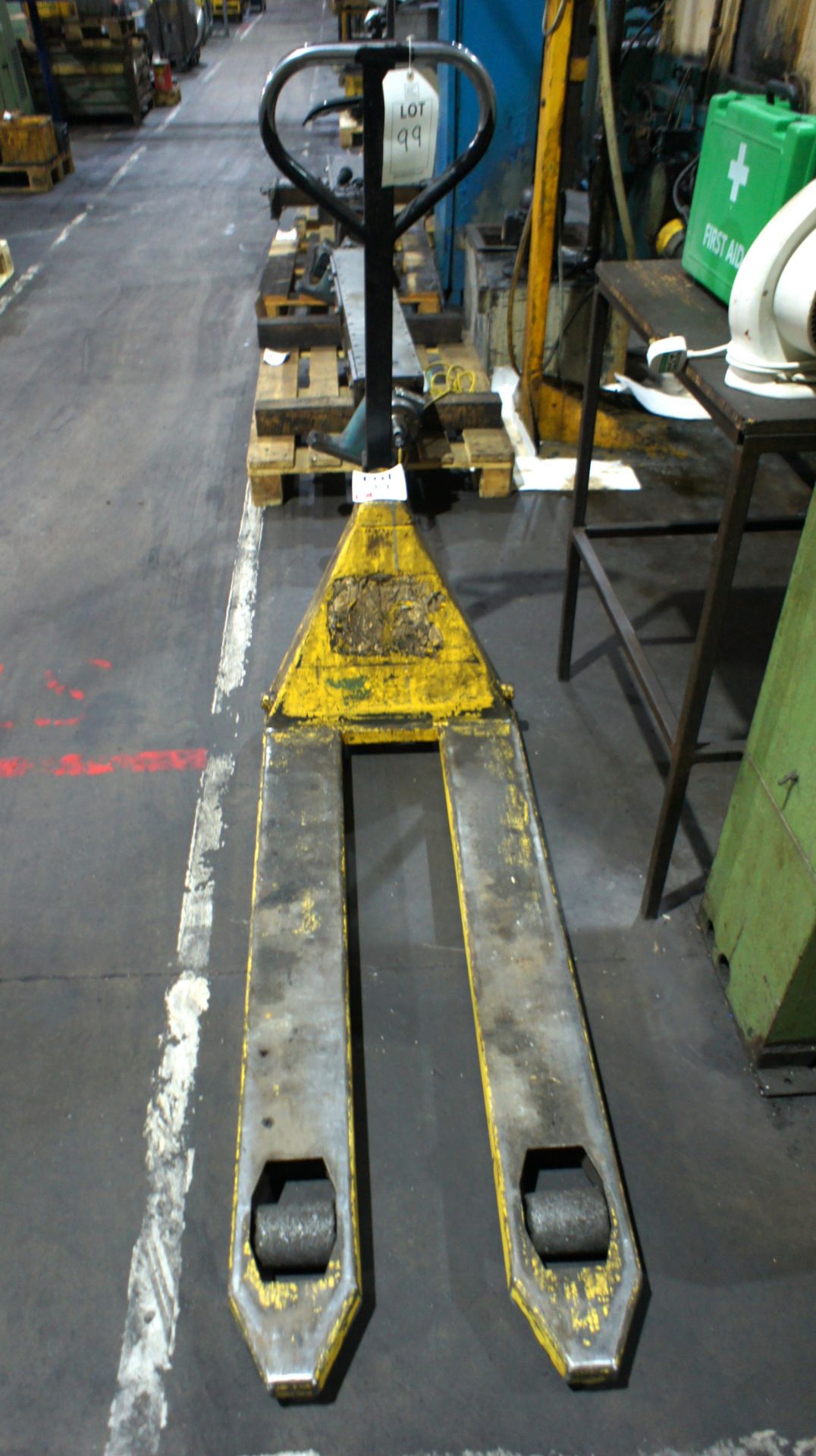 Hand operated pallet truck