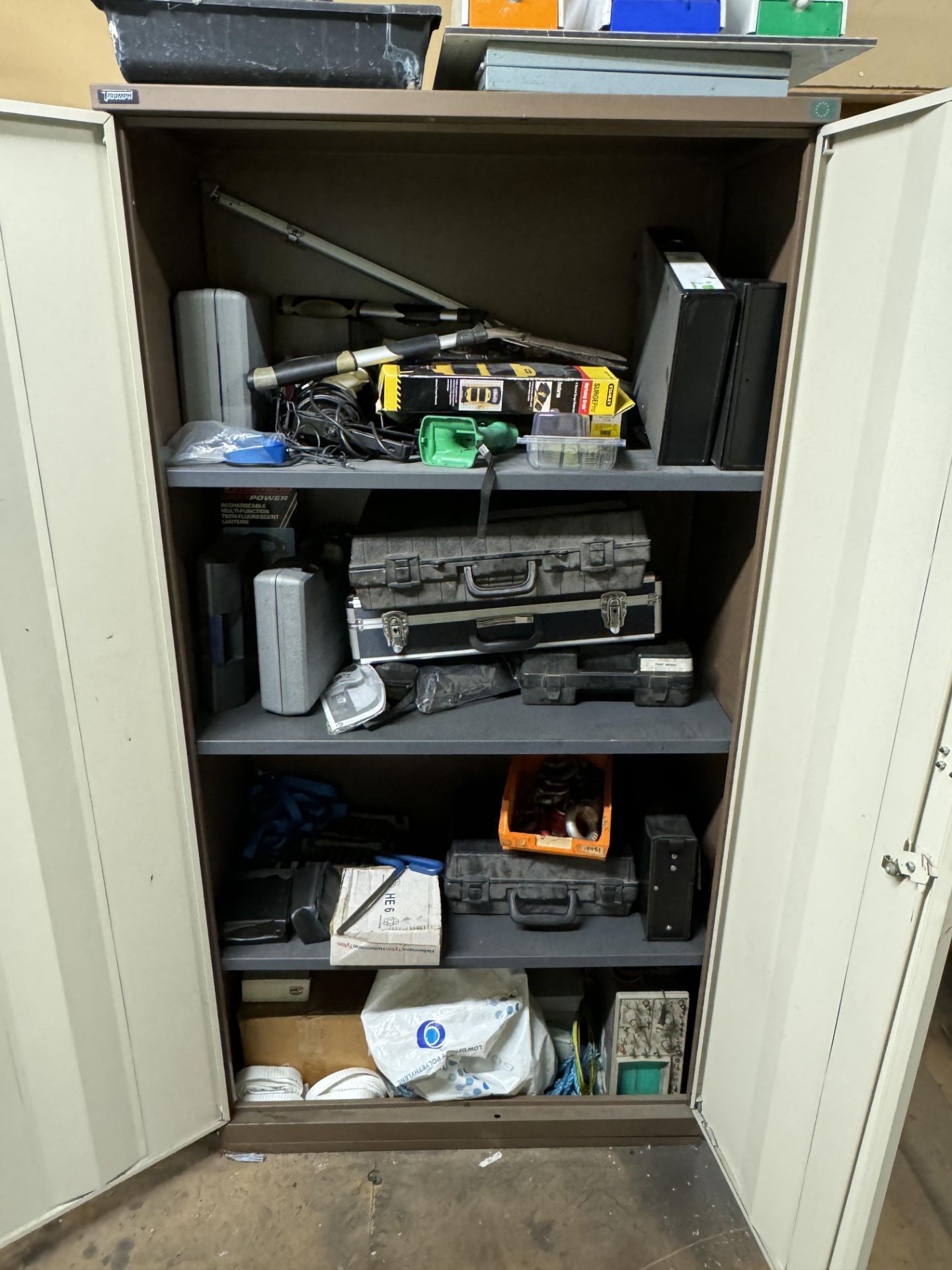 Metal 2 door storage cupboard to include contents as lotted - Bild 3 aus 4