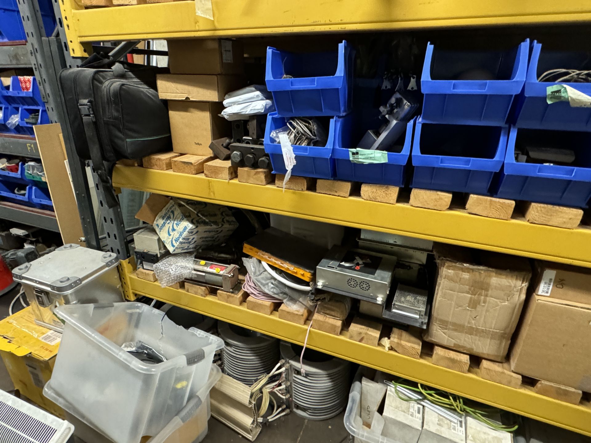 Bay of racking with contents including assorted extruder spare parts and accessories, racking - Bild 6 aus 8