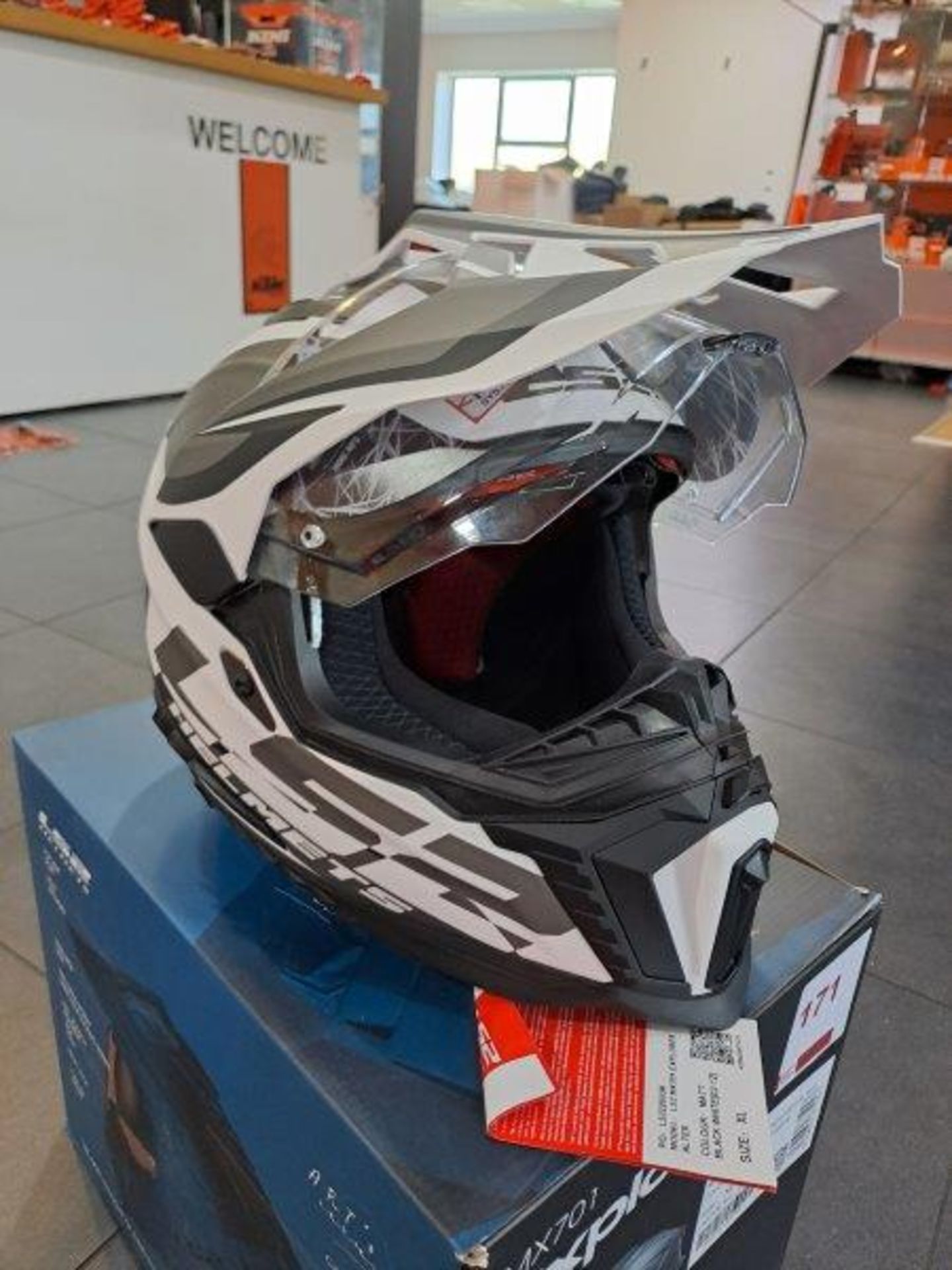 LS2 MX701 Explorer Alter XL Motorbike Helmet - Image 3 of 6