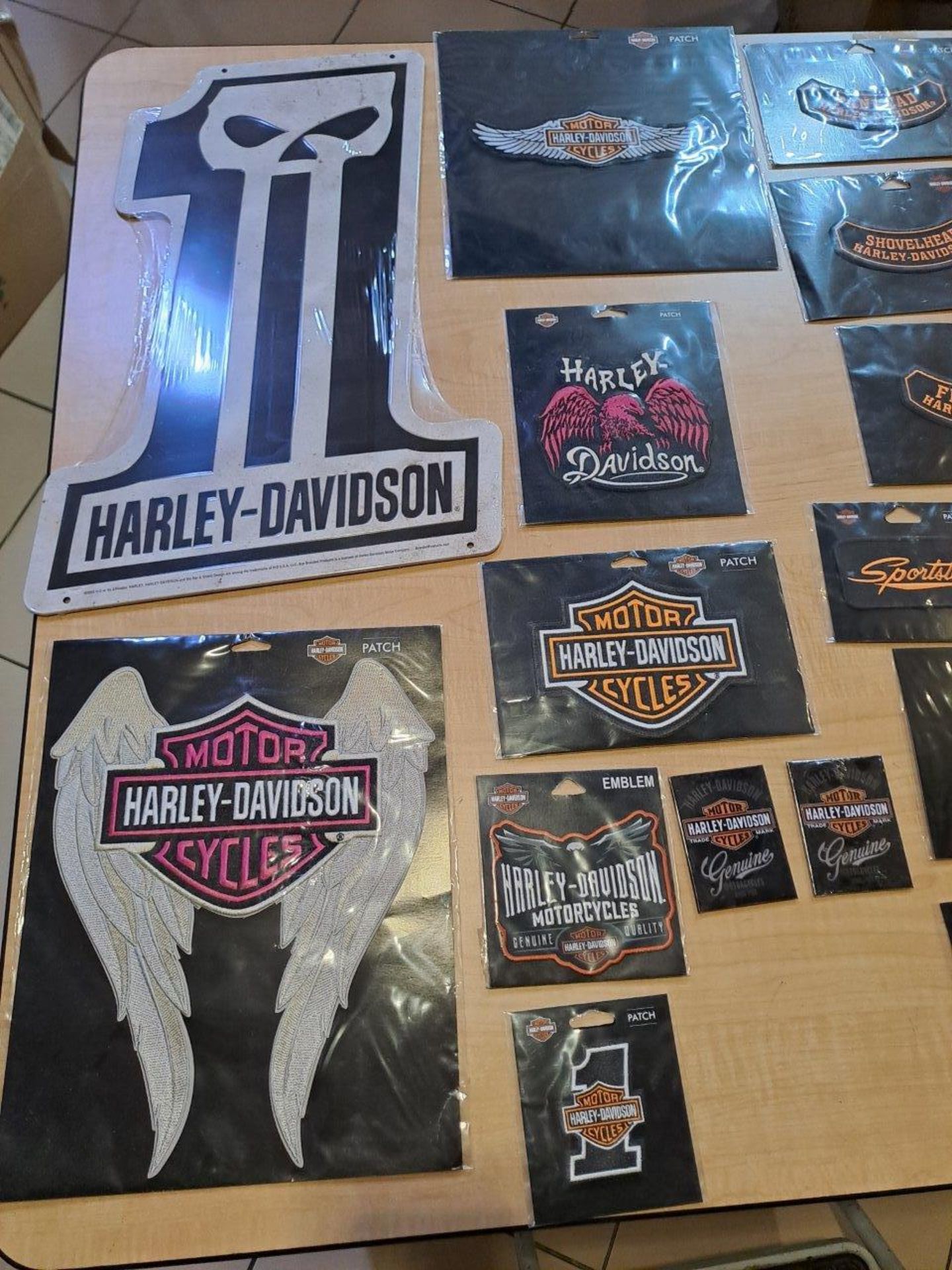 Harley Davidson Bag of Patches, Pins, Bells and other Merchandise as pictured - Bild 4 aus 8