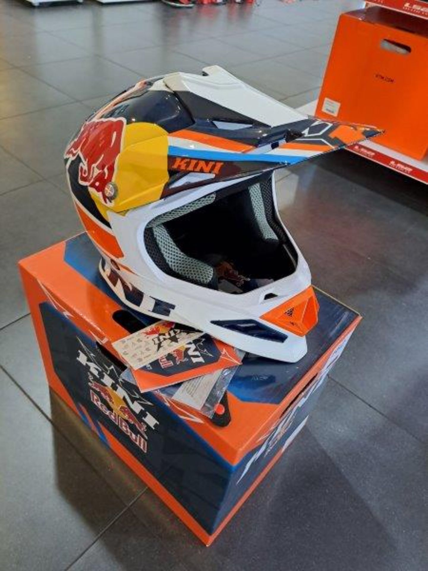 Kini-RedBull KINI-RB Competition M-58 Motorbike Helmet - Image 2 of 7