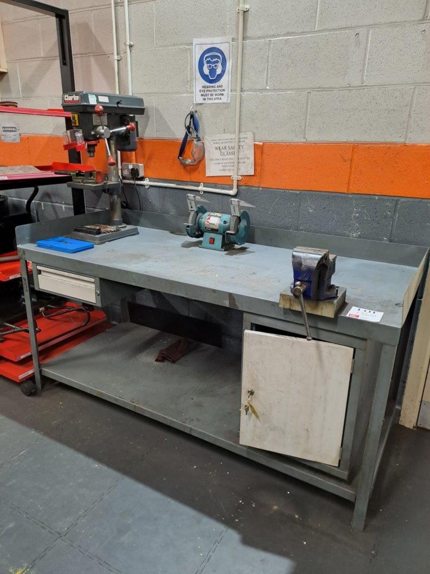 Steel Workbench with Vice, Clarke 6" Grinder and Clarke UN025 Pillar Drill - Bild 2 aus 7