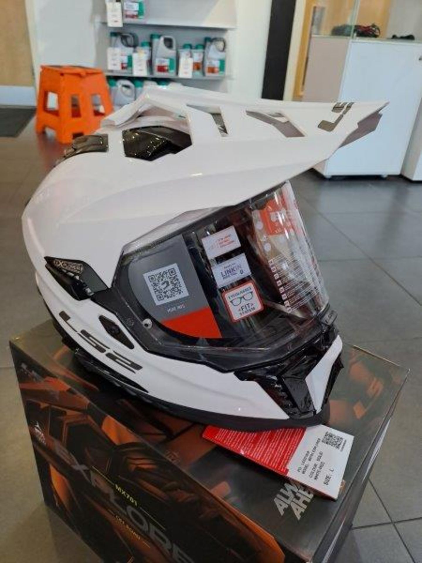LS2 MX701 Explorer Large Motorbike Helmet - Image 3 of 6