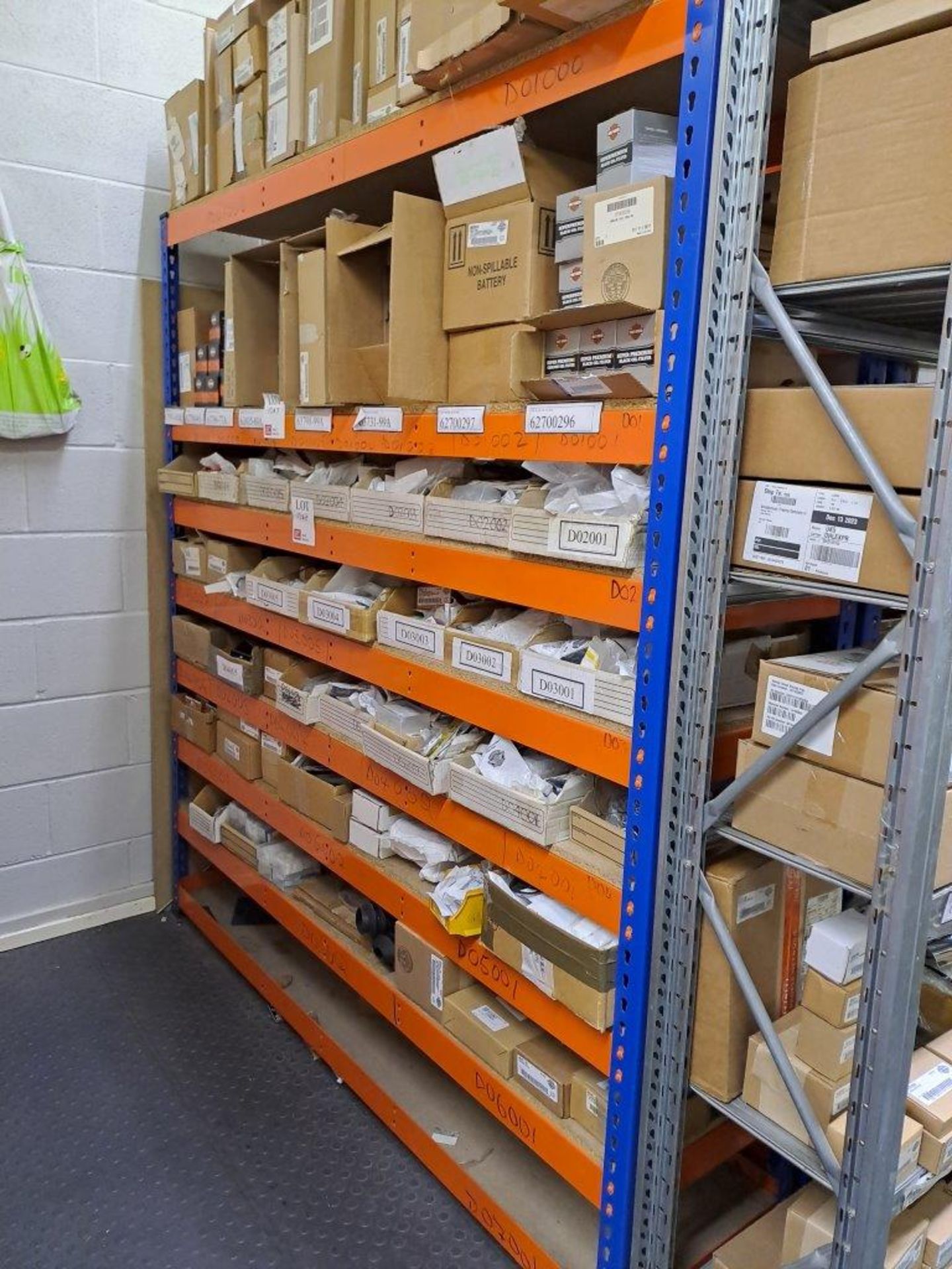 9 Bays of Blue and orange shelving, througout stores and workshop - Bild 5 aus 7