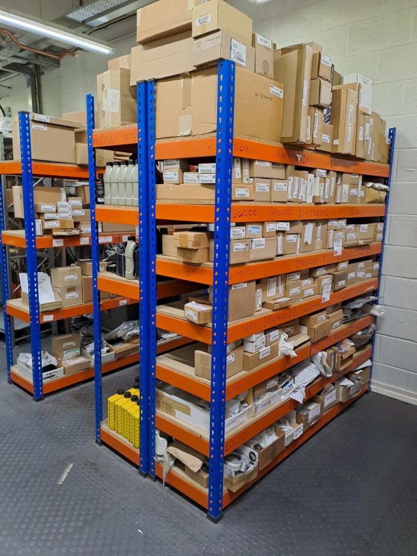 9 Bays of Blue and orange shelving, througout stores and workshop - Bild 3 aus 7