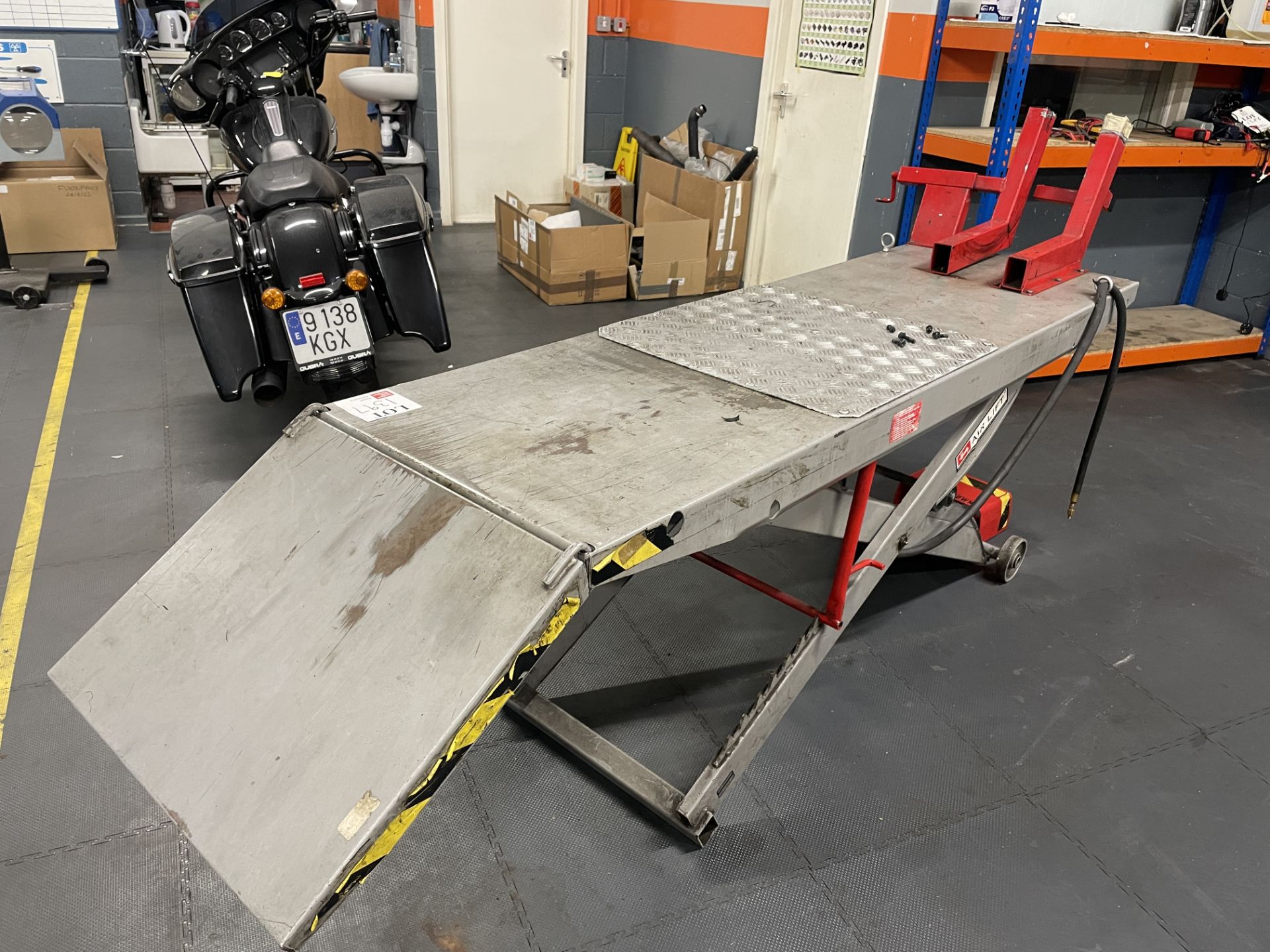 Handy Air Lift Bike Ramp - Image 2 of 6