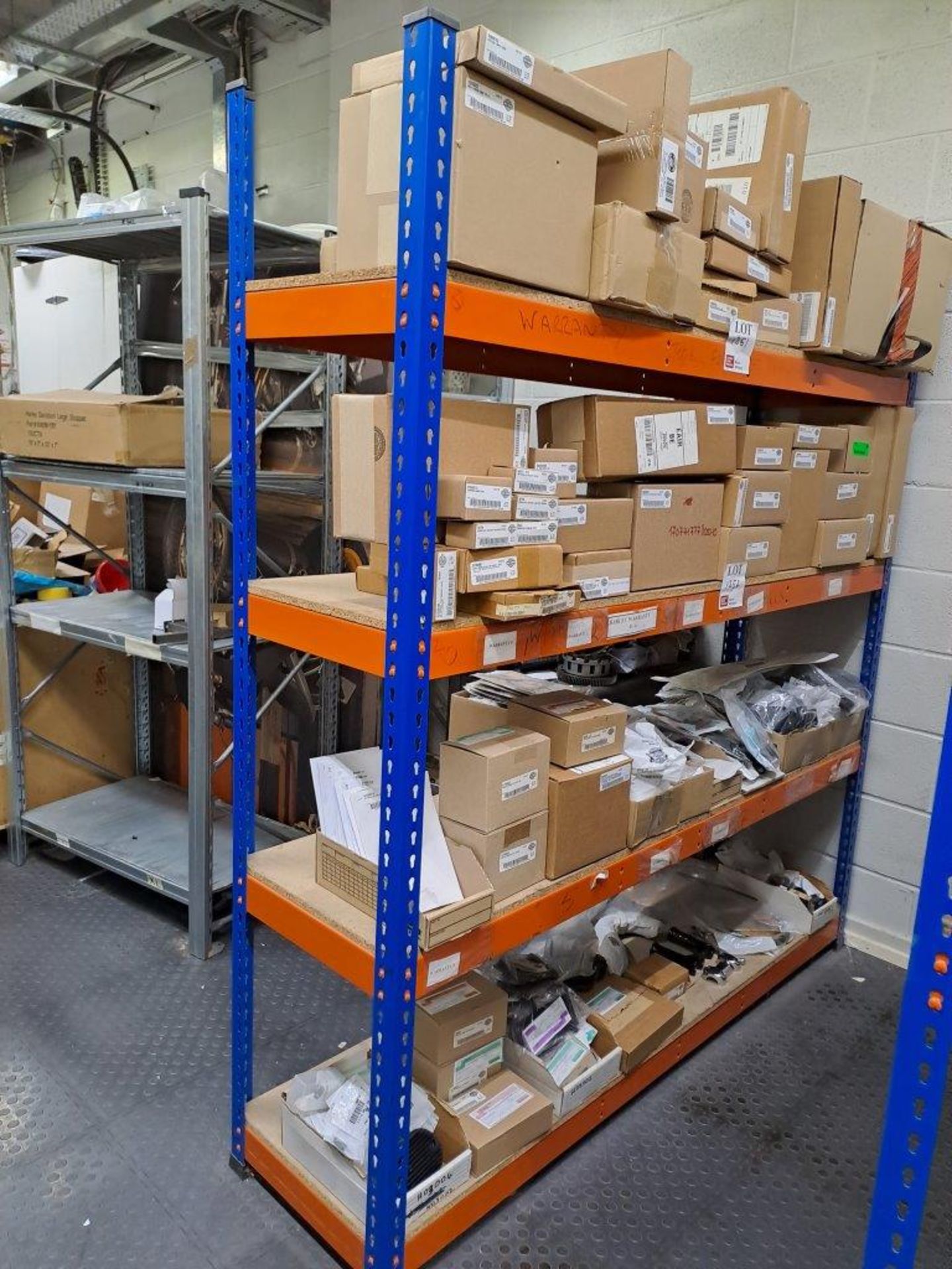 9 Bays of Blue and orange shelving, througout stores and workshop - Bild 4 aus 7