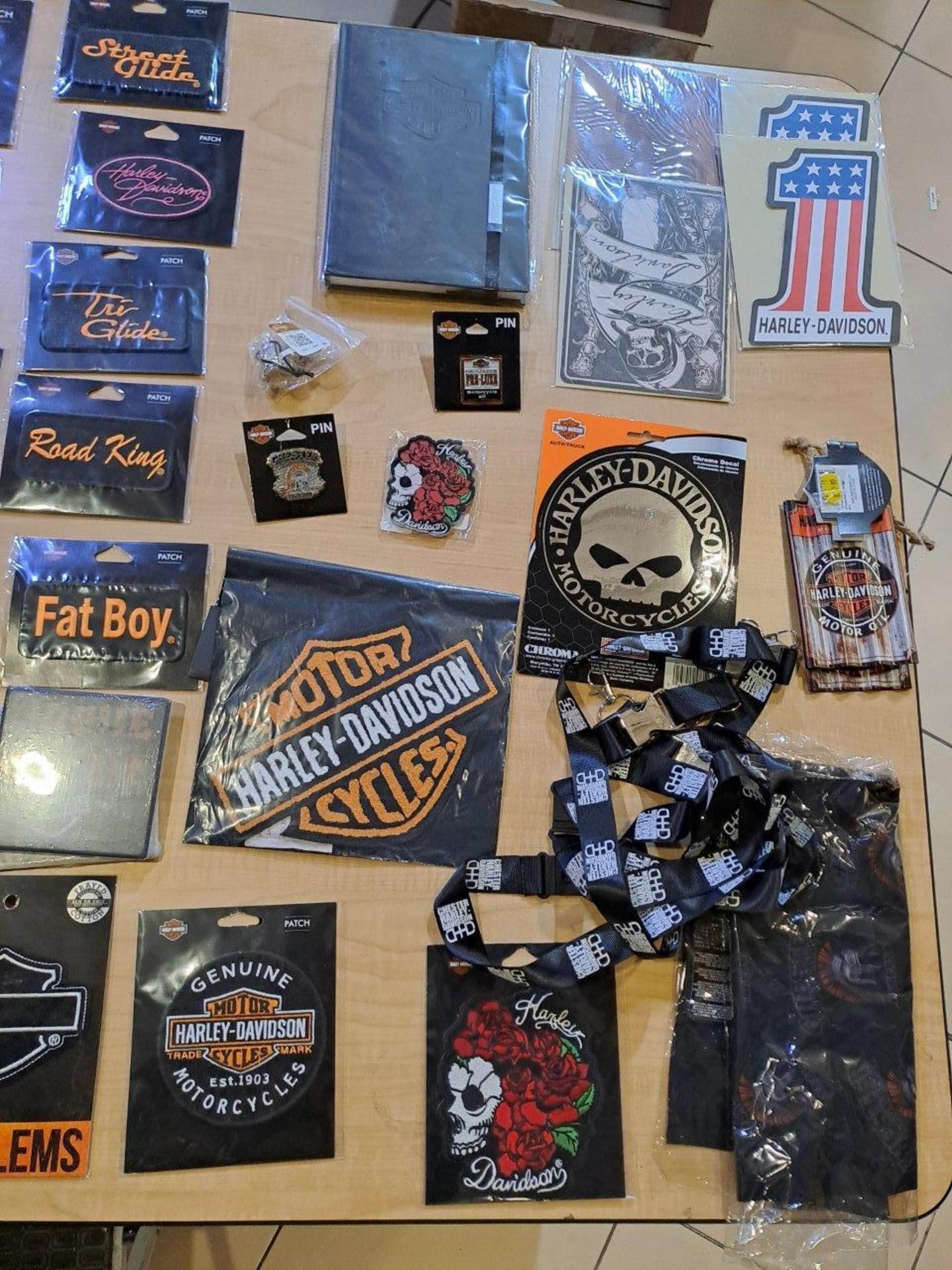 Harley Davidson Bag of Patches, Pins, Bells and other Merchandise as pictured - Bild 6 aus 8