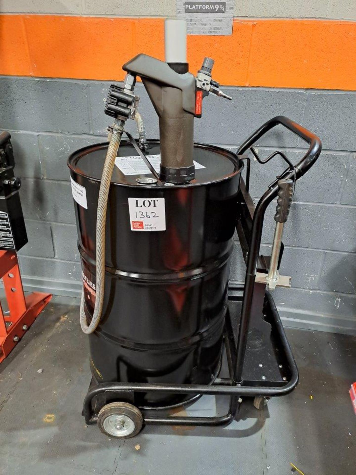 Hill Oil Filler Trolley and Digital pump, with Half Full Barrel of Harley Davidson 20w50 motor oil - Bild 4 aus 6